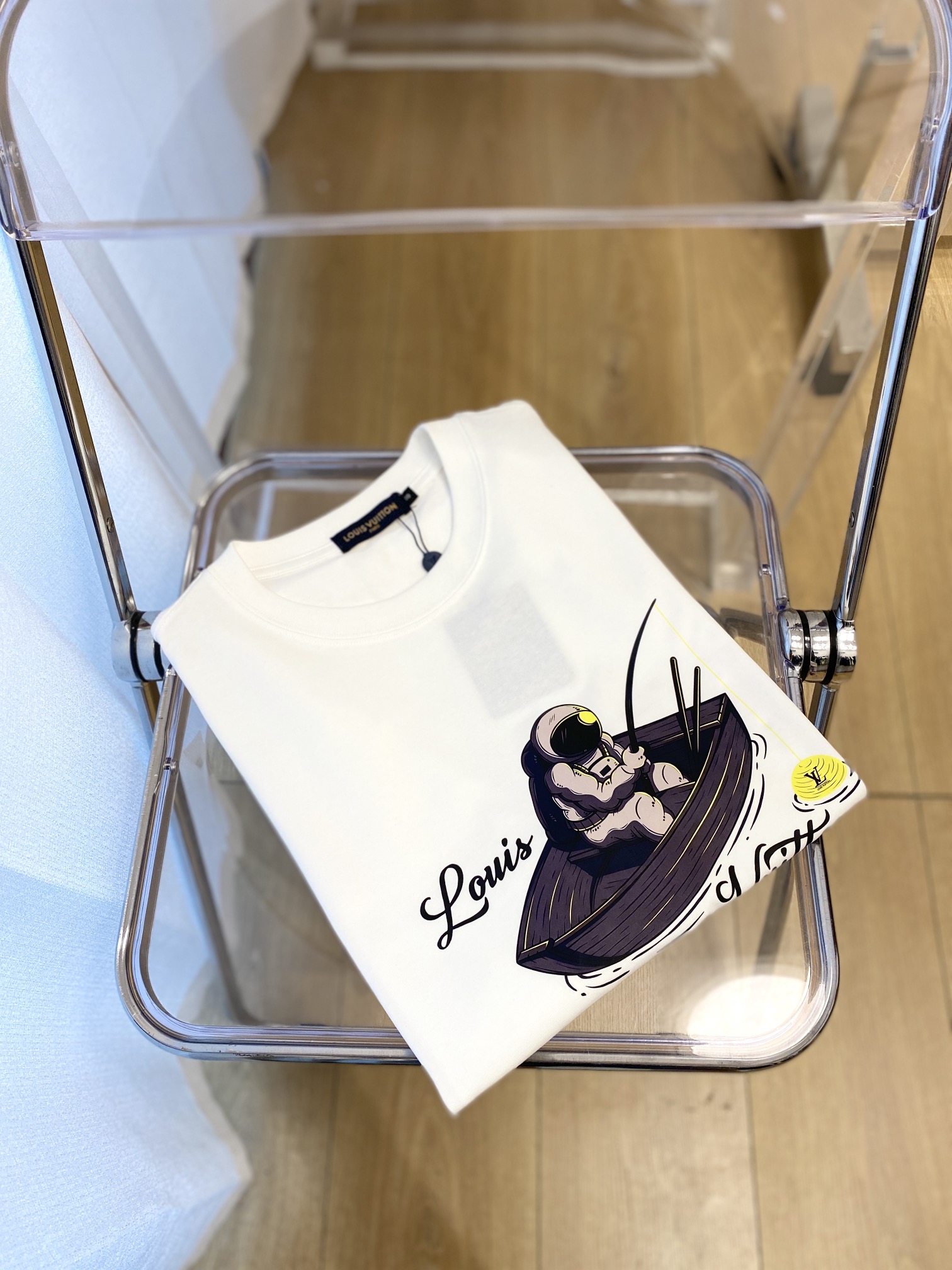 NO:120555,Louis Vuitton, 2025 new short-sleeved T-shirt, handsome and fashionable, top-grade printed pattern letter logo on the chest, simple and versatile style. Fabric cotton is not only crisp, maintains a fashionable silhouette, and is comfortable to wear, and the yarn is more delicate, S-XXL,,louis vuitton, T-shirt,tees, t-shirt,alexander wang19860909路易威登、2025新品短袖T恤,帅气时尚,胸前顶级印花图案字母logo,简约百搭款.面料棉 不仅挺括,保持潮流的廓形,又穿着舒适,纱织更细腻,码数S-XXL,,louis vuitton,T-shirt,tees，t-shirt,alexander wang,Men's clothing