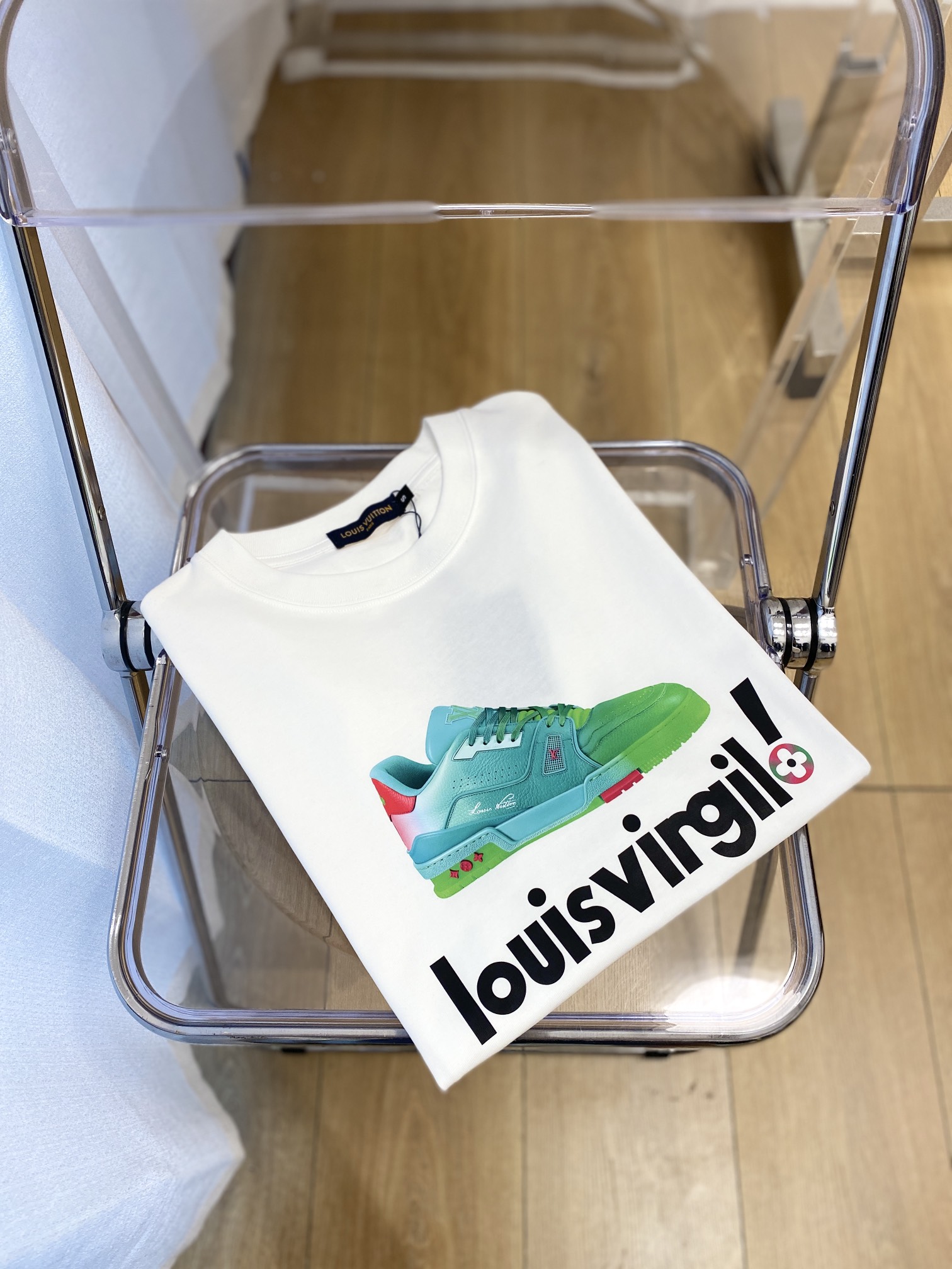 NO:120582,Louis Vuitton, 2025 new short-sleeved T-shirt, handsome and fashionable, top-grade printed pattern letter logo on the chest, simple and versatile style. Fabric cotton is not only crisp, maintains a fashionable silhouette, but also comfortable to wear, and the yarn is more delicate, the number of S-XXL,,louis vuitton, T-shirt,tees, t-shirt,alexander wang19860909路易威登、2025新品短袖T恤,帅气时尚,胸前顶级印花图案字母logo,简约百搭款.面料棉 不仅挺括,保持潮流的廓形,又穿着舒适,纱织更细腻,码数S- XXL,,louis vuitton,T-shirt,tees，t-shirt,alexander wang,Men's clothing