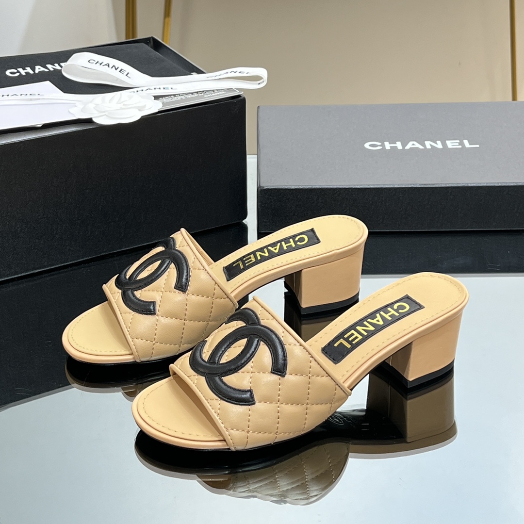NO:129755,[Top Purchase Version] HANEL Chanel thick heels mid-high heel diamond double C-button slippers A series of practical daily essential styles that can be matched at will to create a variety of styles. The shoe body is irregular diamond double. C-shaped, and every angle is shining, highlighting the feminine temperament. This series is now available for sale!  !  !  Imported sheepskin upper, imported sheepskin inner, sole Italian leather outsole, size 35-39 (34, 40, 41 customized, non-return and exchange) All equipped with genuine Italian packaging, slippers, chanel, slippers, sheepskin, Leather soles19860909【顶级代购版本】 HANEL香奈儿 粗跟中高跟菱格双C扣拖鞋 一系列实穿的日常必备款式,可随心搭配,打造多样风格,鞋身不规则菱格双.C构成,每一个角度都闪耀光泽,凸显女性柔美气质,本系列现已登陆发售！！！ 鞋面进口羊皮 内里进口羊皮 鞋底意大利真皮大底 码数35-39（34、40、41定制不退换） 均配意大利正品包装,拖鞋,chanel,slippers,sheepskin,Leather soles,Women's Shoes