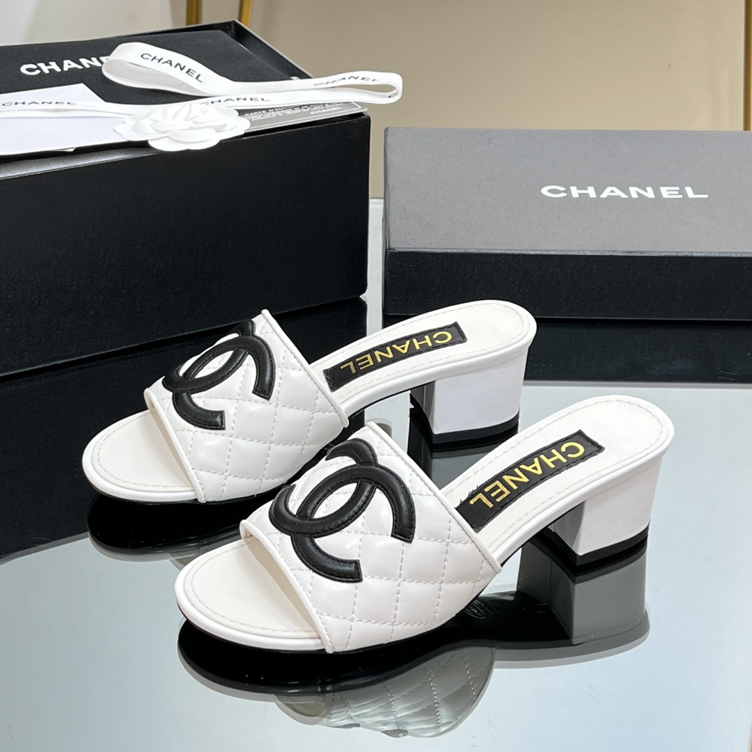 NO:129743,[Top Purchase Version] HANEL Chanel thick heels mid-high heel diamond double C-button slippers A series of practical daily essential styles that can be matched at will to create a variety of styles. The shoe body is irregular diamond double. C-shaped, and every angle is shining, highlighting the feminine temperament. This series is now available for sale!  !  !  Imported sheepskin upper, imported sheepskin inner, sole Italian leather outsole, size 35-39 (34, 40, 41 customized, non-return and exchange) All equipped with genuine Italian packaging, slippers, chanel, slippers, sheepskin, Leather soles19860909【顶级代购版本】 HANEL香奈儿 粗跟中高跟菱格双C扣拖鞋 一系列实穿的日常必备款式,可随心搭配,打造多样风格,鞋身不规则菱格双.C构成,每一个角度都闪耀光泽,凸显女性柔美气质,本系列现已登陆发售！！！ 鞋面进口羊皮 内里进口羊皮 鞋底意大利真皮大底 码数35-39（34、40、41定制不退换） 均配意大利正品包装,拖鞋,chanel,slippers,sheepskin,Leather soles,Women's Shoes