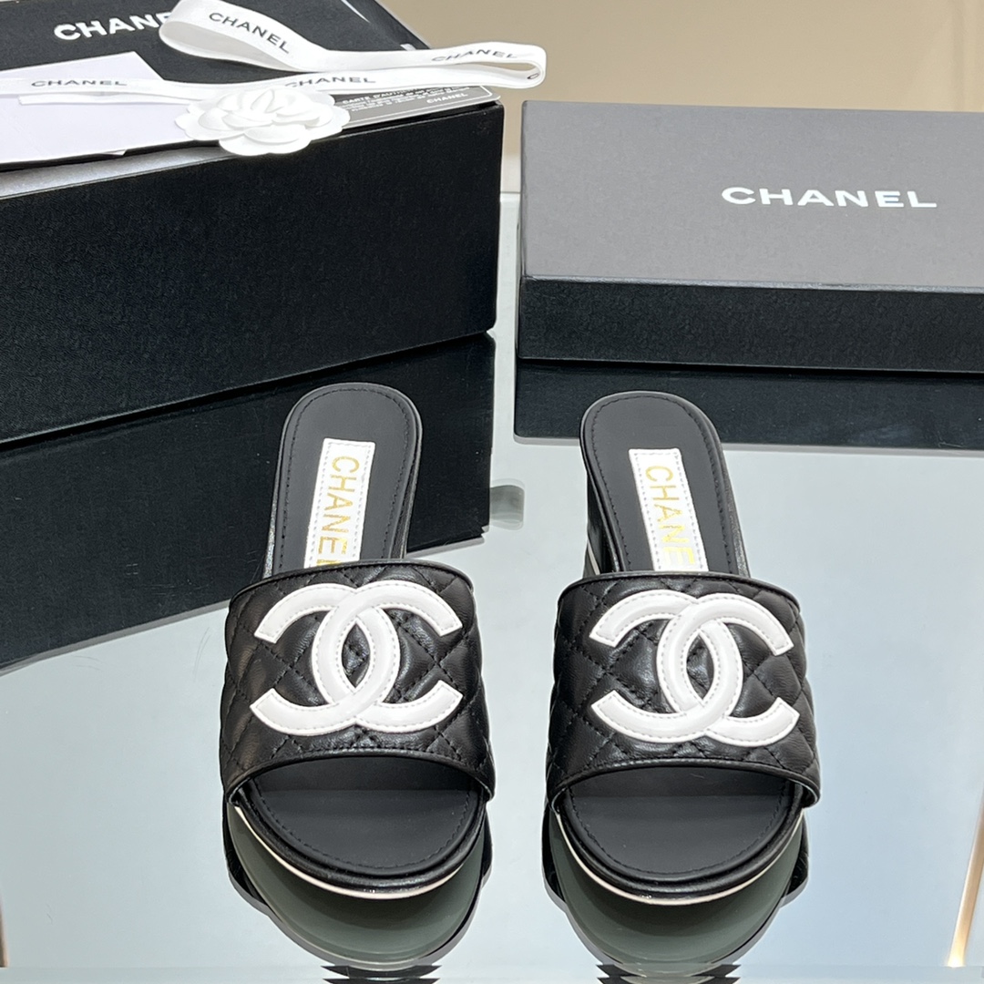 NO:129749,[Top Purchase Version] 240 HANEL Chanel, thick heels, mid-high heels, diamond-shaped double C-button slippers. A series of practical daily essential styles, which can be matched at will to create a variety of styles. The shoe body is irregular, diamond-shaped double. C-shaped, and every angle is shining, highlighting the feminine temperament. This series is now available for sale!  !  !  Imported sheepskin upper, imported sheepskin inner, sole Italian leather outsole, size 35-39 (34, 40, 41 customized, non-return and exchange) All equipped with genuine Italian packaging, slippers, chanel, slippers, sheepskin, Leather soles19860909【顶级代购版本】240 HANEL香奈儿 粗跟中高跟菱格双C扣拖鞋 一系列实穿的日常必备款式,可随心搭配,打造多样风格,鞋身不规则菱格双.C构成,每一个角度都闪耀光泽,凸显女性柔美气质,本系列现已登陆发售！！！ 鞋面进口羊皮 内里进口羊皮 鞋底意大利真皮大底 码数35-39（34、40、41定制不退换） 均配意大利正品包装,拖鞋,chanel,slippers,sheepskin,Leather soles,Women's Shoes