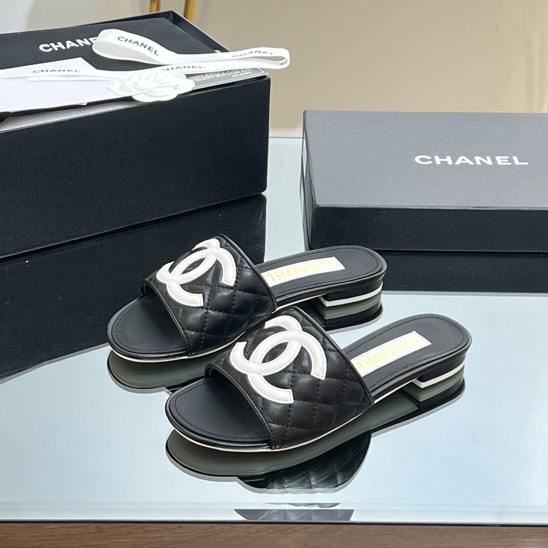 NO:129761,[Top Purchase Version] HANEL Chanel thick heel low heel diamond double C-button slippers A series of practical daily essential styles that can be matched at will to create a variety of styles. The shoe body is irregular diamond double. C-shaped, and every angle is shining, highlighting the feminine temperament. This series is now available for sale!  !  !  Imported sheepskin upper, imported sheepskin inner, sole Italian leather outsole, size 35-39 (34, 40, 41 customized, non-return and exchange) All equipped with genuine Italian packaging, slippers, chanel, slippers, sheepskin, Leather soles19860909【顶级代购版本】 HANEL香奈儿 粗跟低跟菱格双C扣拖鞋 一系列实穿的日常必备款式,可随心搭配,打造多样风格,鞋身不规则菱格双.C构成,每一个角度都闪耀光泽,凸显女性柔美气质,本系列现已登陆发售！！！ 鞋面进口羊皮 内里进口羊皮 鞋底意大利真皮大底 码数35-39（34、40、41定制不退换） 均配意大利正品包装,拖鞋,chanel,slippers,sheepskin,Leather soles,Women's Shoes