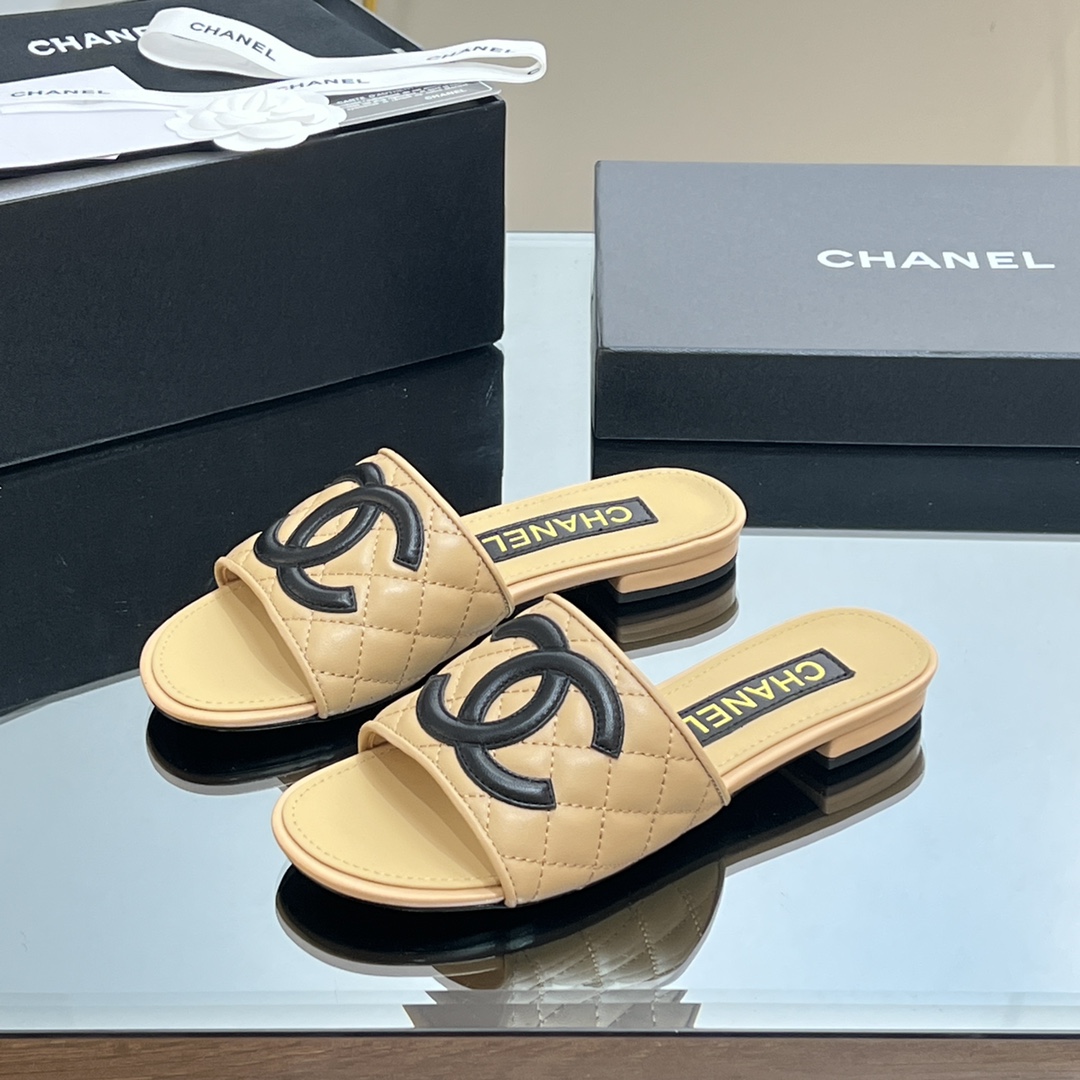 NO:129767,[Top Purchase Version] 240 HANEL Chanel thick heel low heel diamond double C-button slippers A series of practical daily essential styles, which can be matched at will to create a variety of styles. The shoe body is irregular diamond double. C-shaped, and every angle is shining, highlighting the feminine temperament. This series is now available for sale!  !  !  Imported sheepskin upper, imported sheepskin inner, sole Italian leather outsole, size 35-39 (34, 40, 41 customized, non-return and exchange) All equipped with genuine Italian packaging, slippers, chanel, slippers, sheepskin, Leather soles19860909【顶级代购版本】240 HANEL香奈儿 粗跟低跟菱格双C扣拖鞋 一系列实穿的日常必备款式,可随心搭配,打造多样风格,鞋身不规则菱格双.C构成,每一个角度都闪耀光泽,凸显女性柔美气质,本系列现已登陆发售！！！ 鞋面进口羊皮 内里进口羊皮 鞋底意大利真皮大底 码数35-39（34、40、41定制不退换） 均配意大利正品包装,拖鞋,chanel,slippers,sheepskin,Leather soles,Women's Shoes