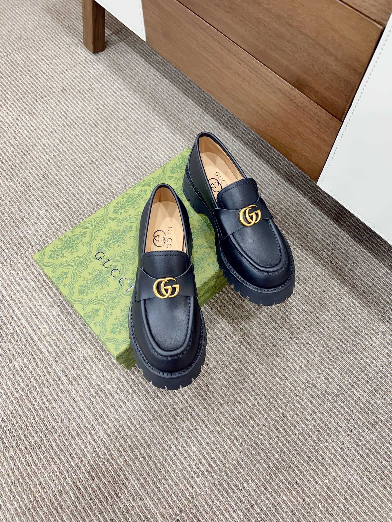 Where could you find a great quality designer
 Gucci Loafers Single Layer Shoes Blue Rose Embroidery Genuine Leather Rubber Sheepskin Vintage
