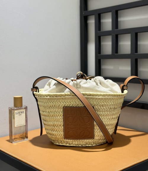Bolso cesta Loewe, diseño bandolera con cordón ajustable y herrajes metálicos 1 Bolso cesta Loewe, diseño bandolera con cordón ajustable y herrajes metálicos