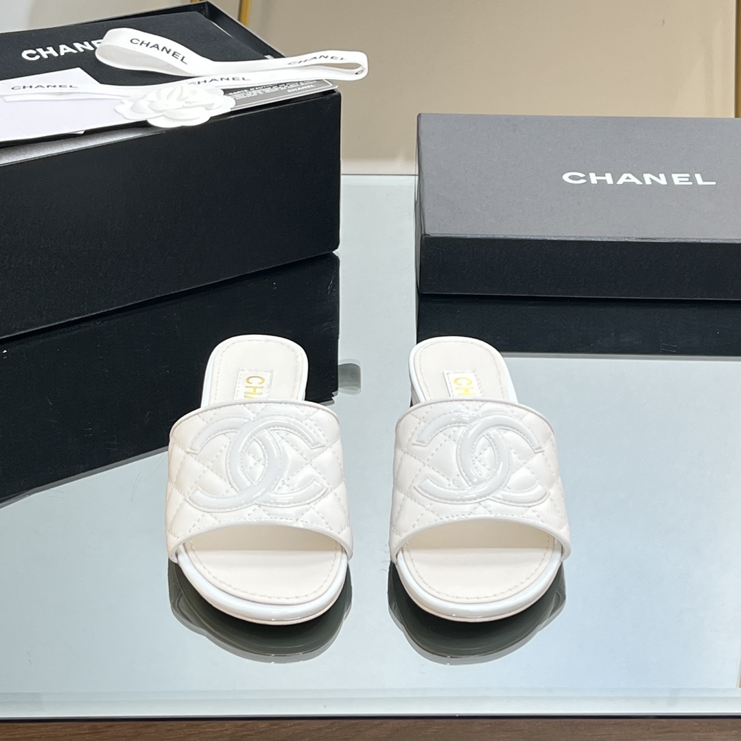 NO:129724,[Top Purchase Version] HANEL Chanel thick heel low heel diamond double C-button slippers A series of practical daily essential styles that can be matched at will to create a variety of styles. The shoe body is irregular diamond double. C-shaped, and every angle is shining, highlighting the feminine temperament. This series is now available for sale!  !  !  Imported sheepskin upper, imported sheepskin inner, sole Italian leather outsole, size 35-39 (34, 40, 41 customized, non-return and exchange) All equipped with genuine Italian packaging, slippers, chanel, slippers, sheepskin, Leather soles19860909【顶级代购版本】 HANEL香奈儿 粗跟低跟菱格双C扣拖鞋 一系列实穿的日常必备款式,可随心搭配,打造多样风格,鞋身不规则菱格双.C构成,每一个角度都闪耀光泽,凸显女性柔美气质,本系列现已登陆发售！！！ 鞋面进口羊皮 内里进口羊皮 鞋底意大利真皮大底 码数35-39（34、40、41定制不退换） 均配意大利正品包装,拖鞋,chanel,slippers,sheepskin,Leather soles,Women's Shoes