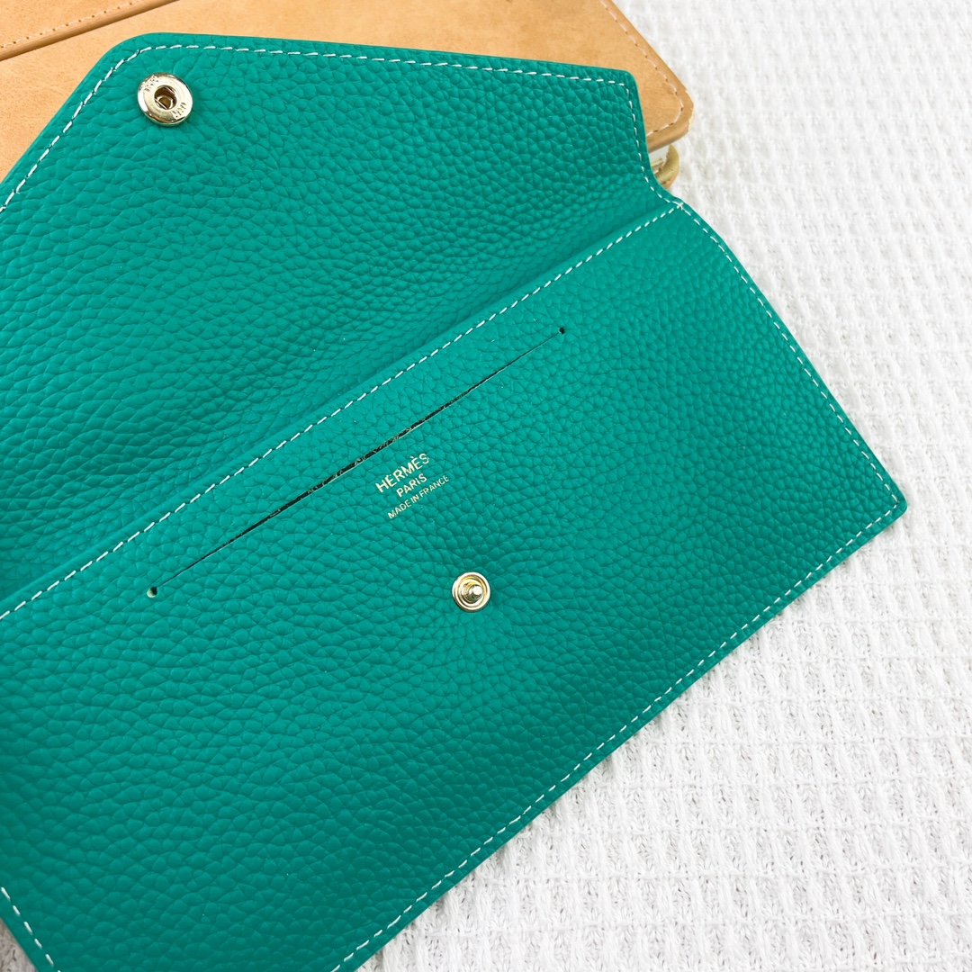 爱马仕Hermes Silk’in信封包/卡包/钱包 采用Barenia小牛皮制作而成 9个插卡位,按扣开合,一个大钞 爱马仕Hermes Silk’in信封包/卡包/钱包 采用Barenia小牛皮制作而成 9个插卡位,按扣开合,一个大钞