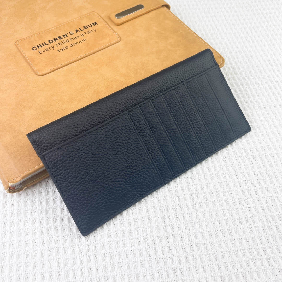 爱马仕Hermes Silk’in信封包/卡包/钱包 采用Barenia小牛皮制作而成 9个插卡位,按扣开合,一个大钞 爱马仕Hermes Silk’in信封包/卡包/钱包 采用Barenia小牛皮制作而成 9个插卡位,按扣开合,一个大钞