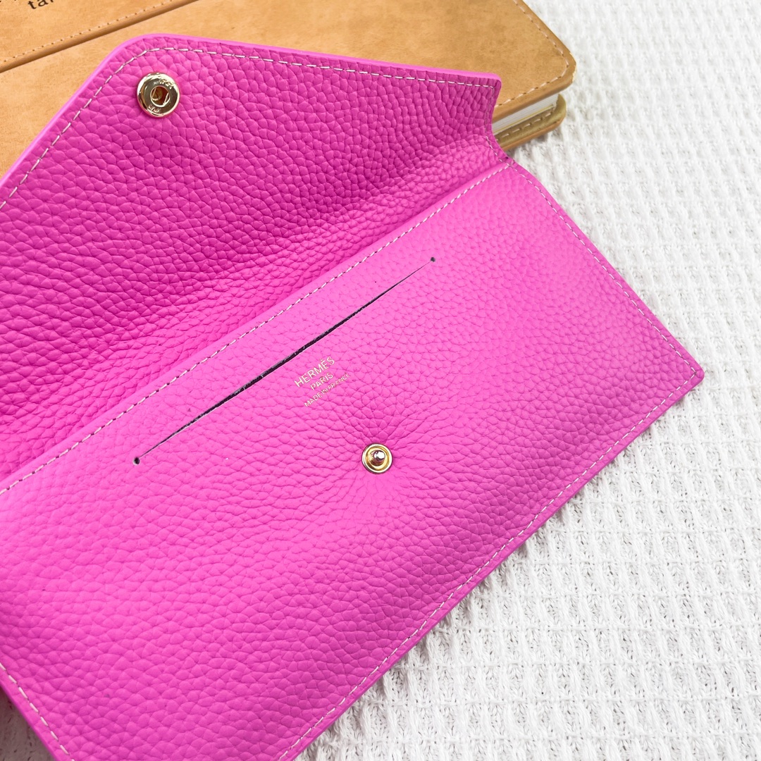 爱马仕Hermes Silk’in信封包/卡包/钱包 采用Barenia小牛皮制作而成 9个插卡位,按扣开合,一个大钞 爱马仕Hermes Silk’in信封包/卡包/钱包 采用Barenia小牛皮制作而成 9个插卡位,按扣开合,一个大钞