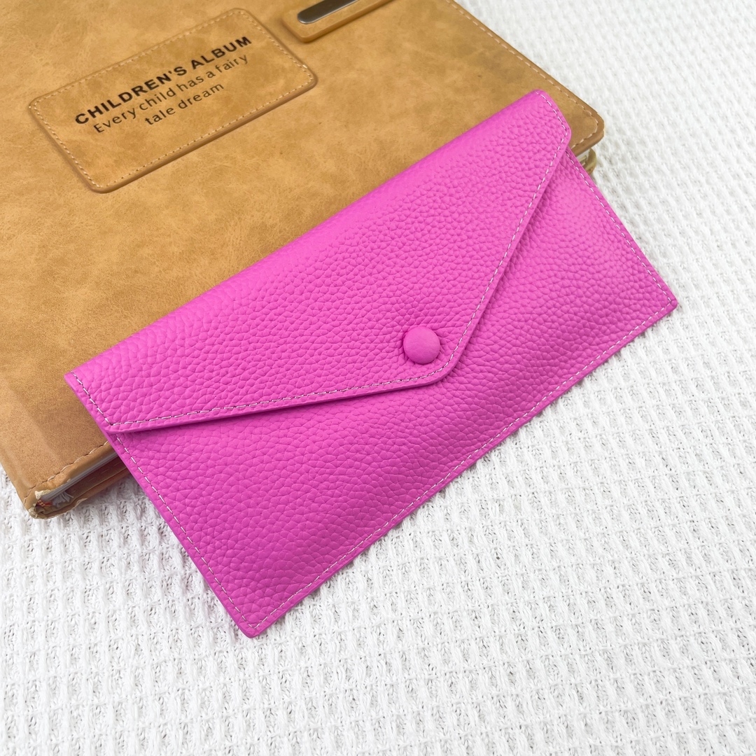 爱马仕Hermes Silk’in信封包/卡包/钱包 采用Barenia小牛皮制作而成 9个插卡位,按扣开合,一个大钞 爱马仕Hermes Silk’in信封包/卡包/钱包 采用Barenia小牛皮制作而成 9个插卡位,按扣开合,一个大钞