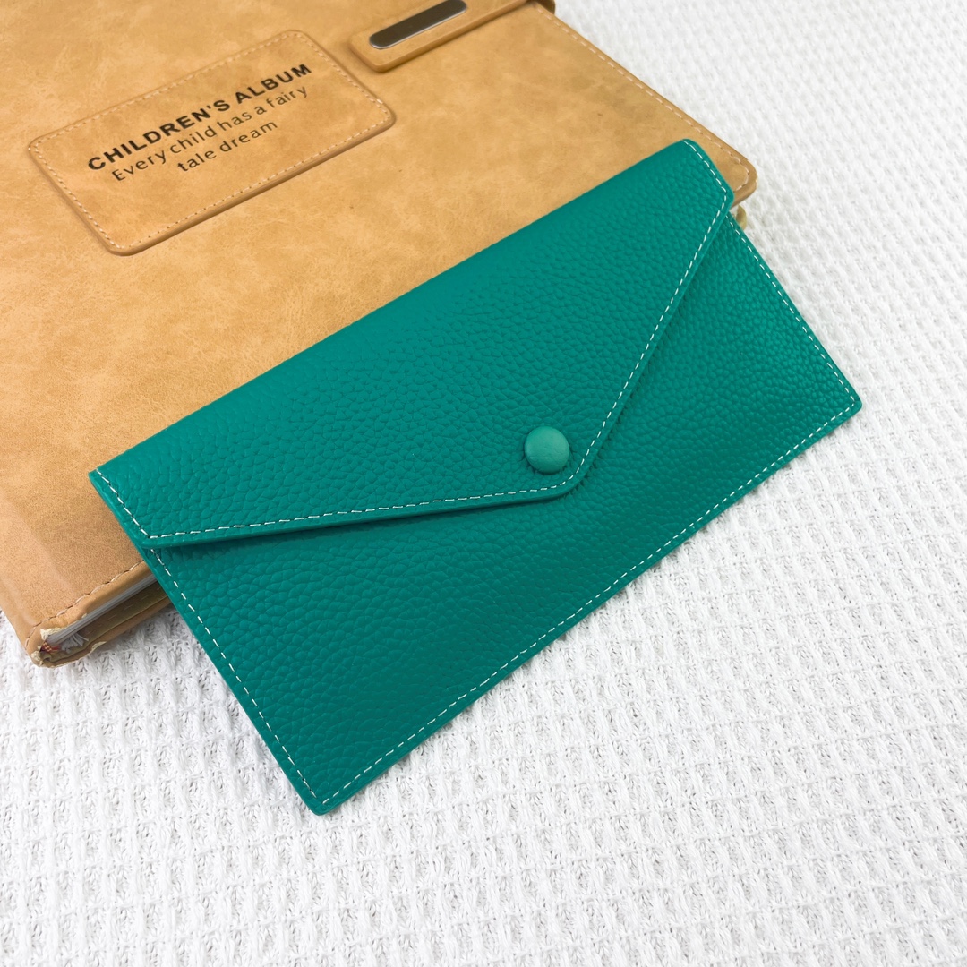 爱马仕Hermes Silk’in信封包/卡包/钱包 采用Barenia小牛皮制作而成 9个插卡位,按扣开合,一个大钞 爱马仕Hermes Silk’in信封包/卡包/钱包 采用Barenia小牛皮制作而成 9个插卡位,按扣开合,一个大钞