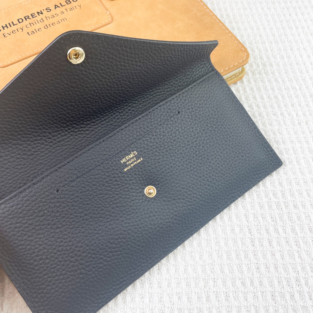 爱马仕Hermes Silk’in信封包/卡包/钱包 采用Barenia小牛皮制作而成 9个插卡位,按扣开合,一个大钞 爱马仕Hermes Silk’in信封包/卡包/钱包 采用Barenia小牛皮制作而成 9个插卡位,按扣开合,一个大钞