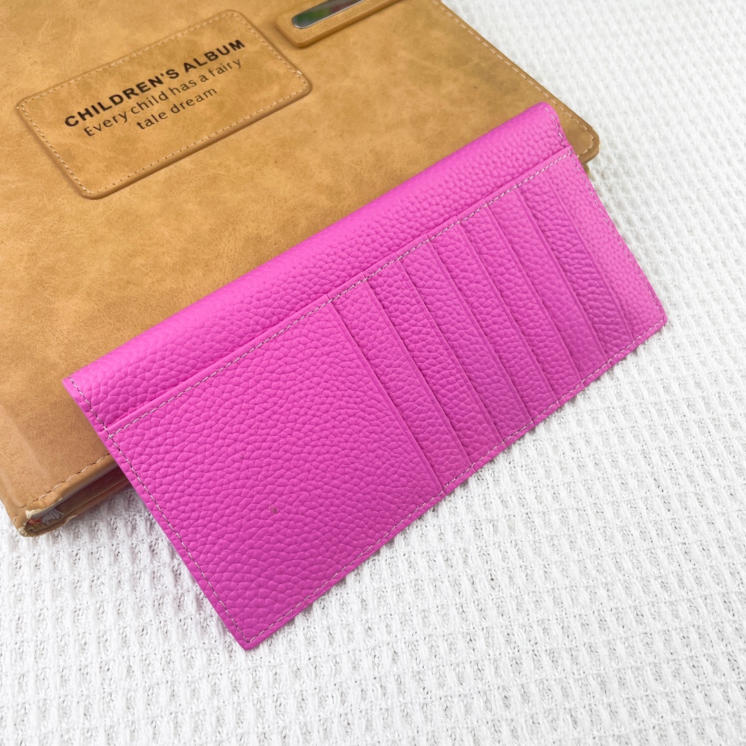 爱马仕Hermes Silk’in信封包/卡包/钱包 采用Barenia小牛皮制作而成 9个插卡位,按扣开合,一个大钞 爱马仕Hermes Silk’in信封包/卡包/钱包 采用Barenia小牛皮制作而成 9个插卡位,按扣开合,一个大钞