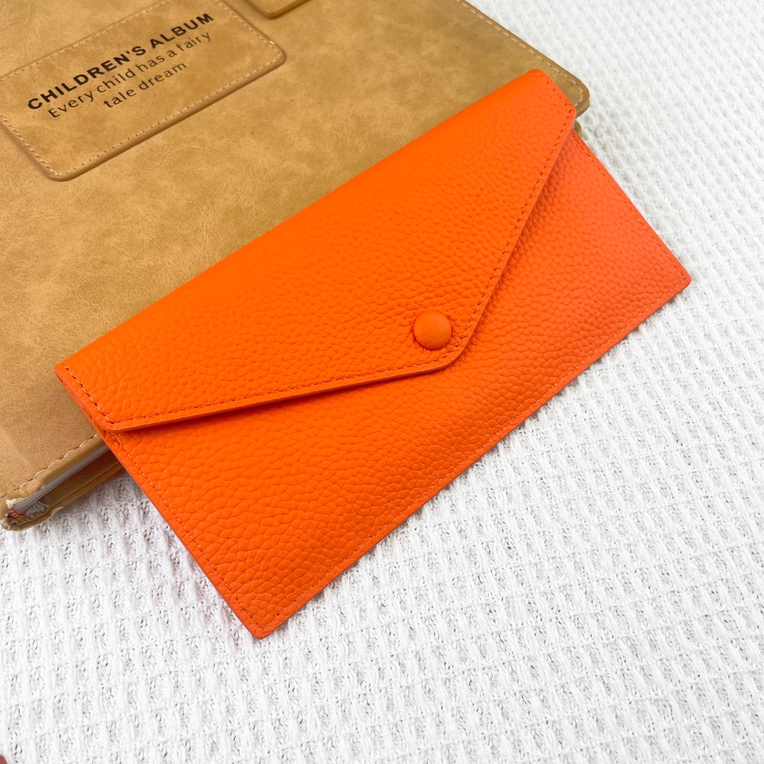 爱马仕Hermes Silk’in信封包/卡包/钱包 采用Barenia小牛皮制作而成 9个插卡位,按扣开合,一个大钞 爱马仕Hermes Silk’in信封包/卡包/钱包 采用Barenia小牛皮制作而成 9个插卡位,按扣开合,一个大钞