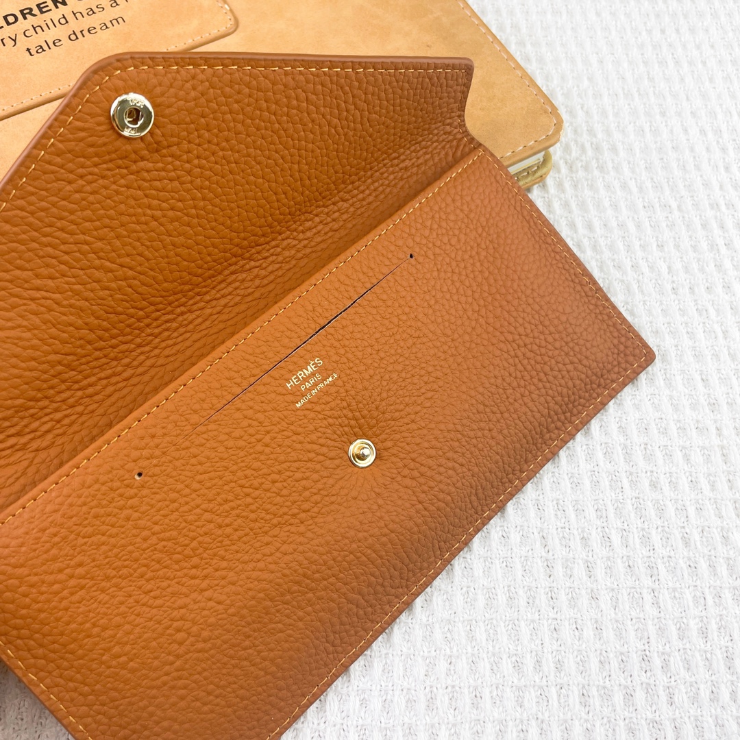 爱马仕Hermes Silk’in信封包/卡包/钱包 采用Barenia小牛皮制作而成 9个插卡位,按扣开合,一个大钞 爱马仕Hermes Silk’in信封包/卡包/钱包 采用Barenia小牛皮制作而成 9个插卡位,按扣开合,一个大钞