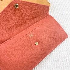 爱马仕Hermes Silk’in信封包/卡包/钱包 采用Barenia小牛皮制作而成 9个插卡位,按扣开合,一个大钞 爱马仕Hermes Silk’in信封包/卡包/钱包 采用Barenia小牛皮制作而成 9个插卡位,按扣开合,一个大钞