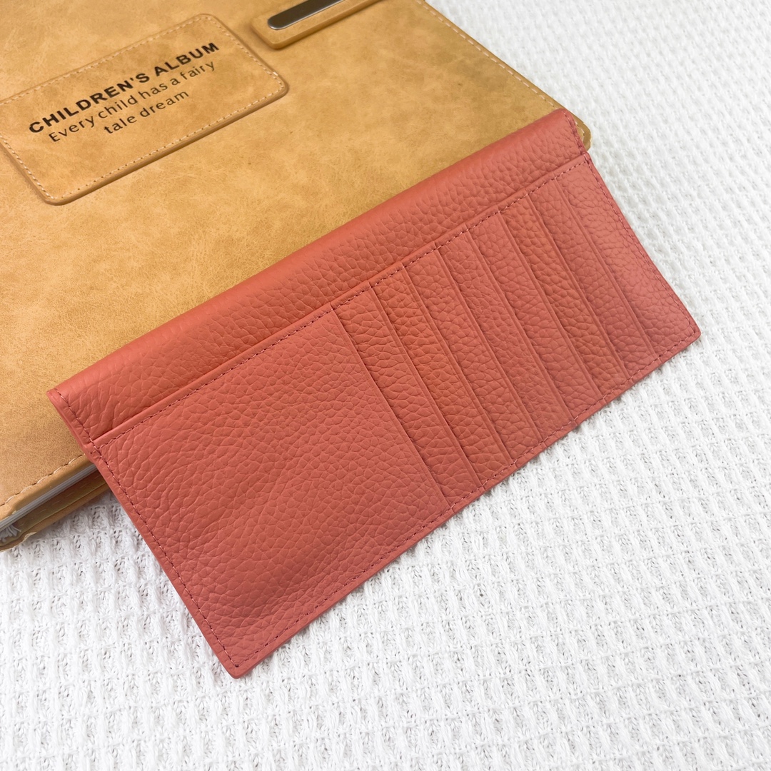 爱马仕Hermes Silk’in信封包/卡包/钱包 采用Barenia小牛皮制作而成 9个插卡位,按扣开合,一个大钞 爱马仕Hermes Silk’in信封包/卡包/钱包 采用Barenia小牛皮制作而成 9个插卡位,按扣开合,一个大钞