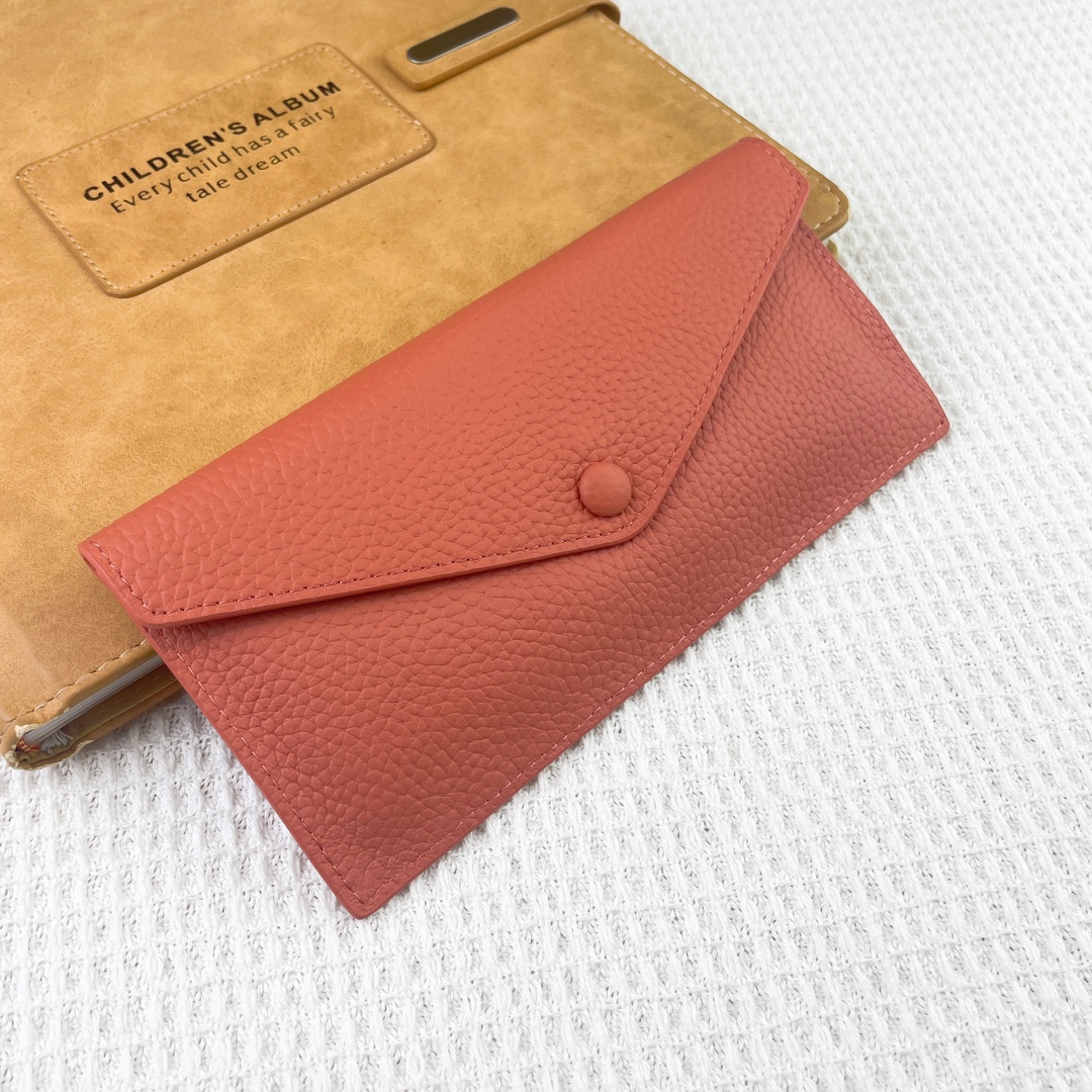 爱马仕Hermes Silk’in信封包/卡包/钱包 采用Barenia小牛皮制作而成 9个插卡位,按扣开合,一个大钞 爱马仕Hermes Silk’in信封包/卡包/钱包 采用Barenia小牛皮制作而成 9个插卡位,按扣开合,一个大钞
