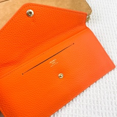 爱马仕Hermes Silk’in信封包/卡包/钱包 采用Barenia小牛皮制作而成 9个插卡位,按扣开合,一个大钞 爱马仕Hermes Silk’in信封包/卡包/钱包 采用Barenia小牛皮制作而成 9个插卡位,按扣开合,一个大钞