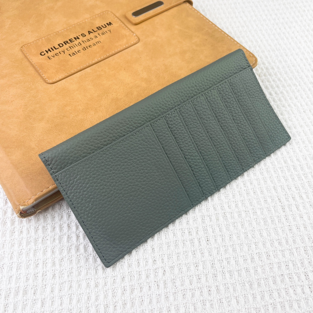 爱马仕Hermes Silk’in信封包/卡包/钱包 采用Barenia小牛皮制作而成 9个插卡位,按扣开合,一个大钞 爱马仕Hermes Silk’in信封包/卡包/钱包 采用Barenia小牛皮制作而成 9个插卡位,按扣开合,一个大钞