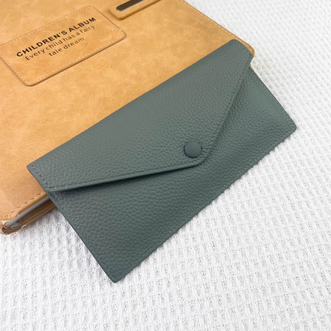 爱马仕Hermes Silk’in信封包/卡包/钱包 采用Barenia小牛皮制作而成 9个插卡位,按扣开合,一个大钞 爱马仕Hermes Silk’in信封包/卡包/钱包 采用Barenia小牛皮制作而成 9个插卡位,按扣开合,一个大钞