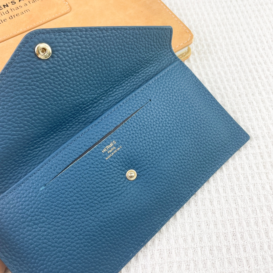 爱马仕Hermes Silk’in信封包/卡包/钱包 采用Barenia小牛皮制作而成 9个插卡位,按扣开合,一个大钞 爱马仕Hermes Silk’in信封包/卡包/钱包 采用Barenia小牛皮制作而成 9个插卡位,按扣开合,一个大钞