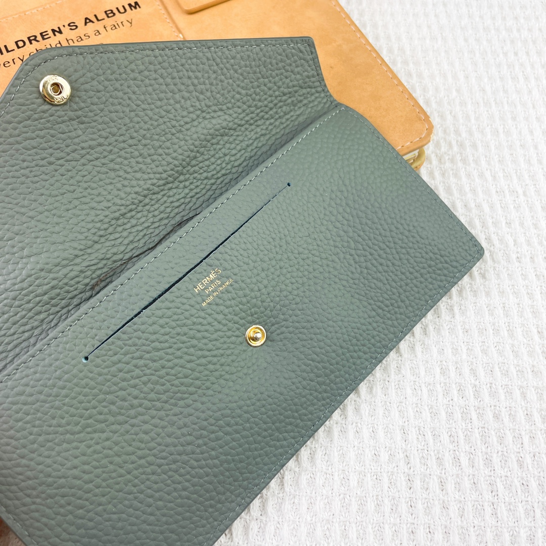 爱马仕Hermes Silk’in信封包/卡包/钱包 采用Barenia小牛皮制作而成 9个插卡位,按扣开合,一个大钞 爱马仕Hermes Silk’in信封包/卡包/钱包 采用Barenia小牛皮制作而成 9个插卡位,按扣开合,一个大钞