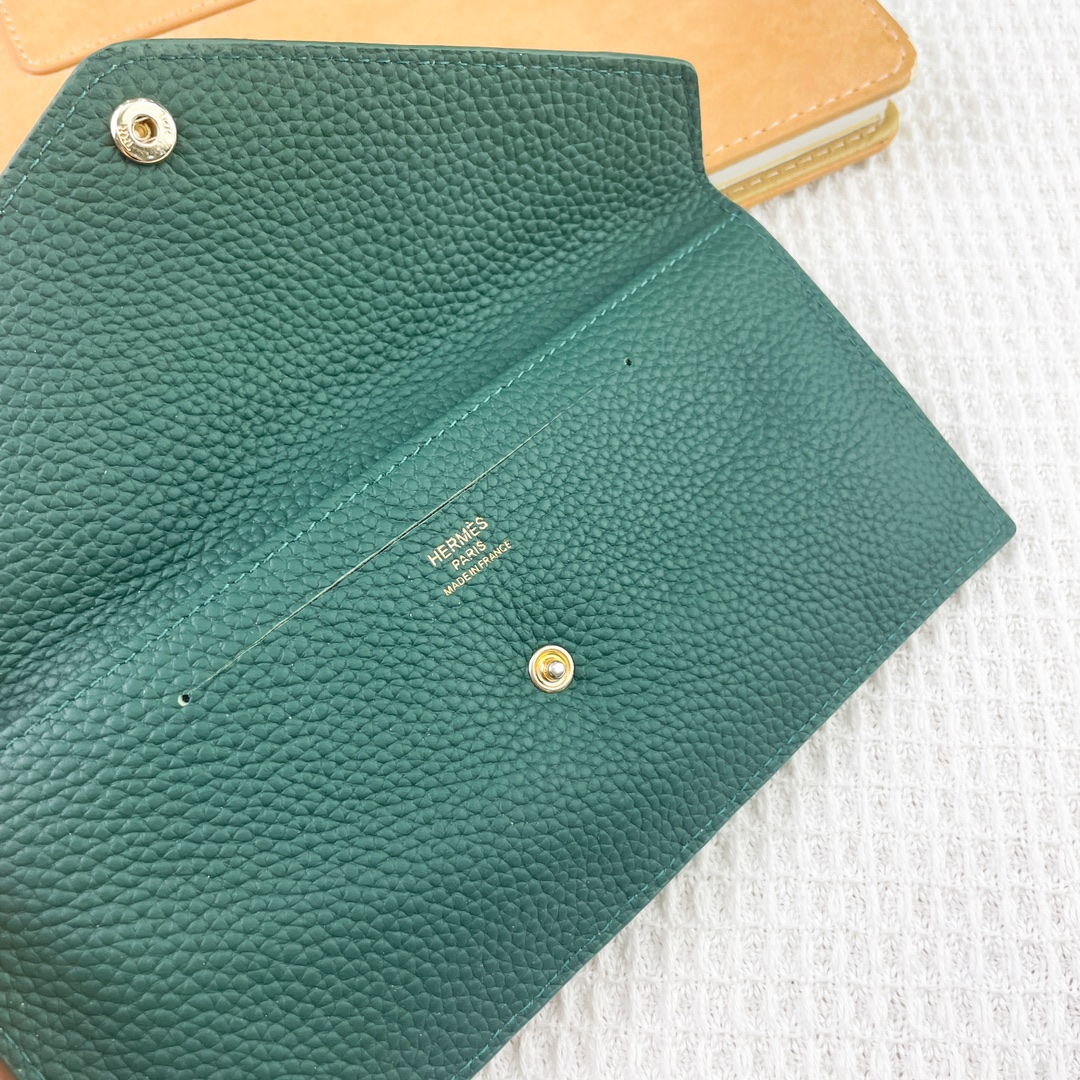 爱马仕Hermes Silk’in信封包/卡包/钱包 采用Barenia小牛皮制作而成 9个插卡位,按扣开合,一个大钞 爱马仕Hermes Silk’in信封包/卡包/钱包 采用Barenia小牛皮制作而成 9个插卡位,按扣开合,一个大钞