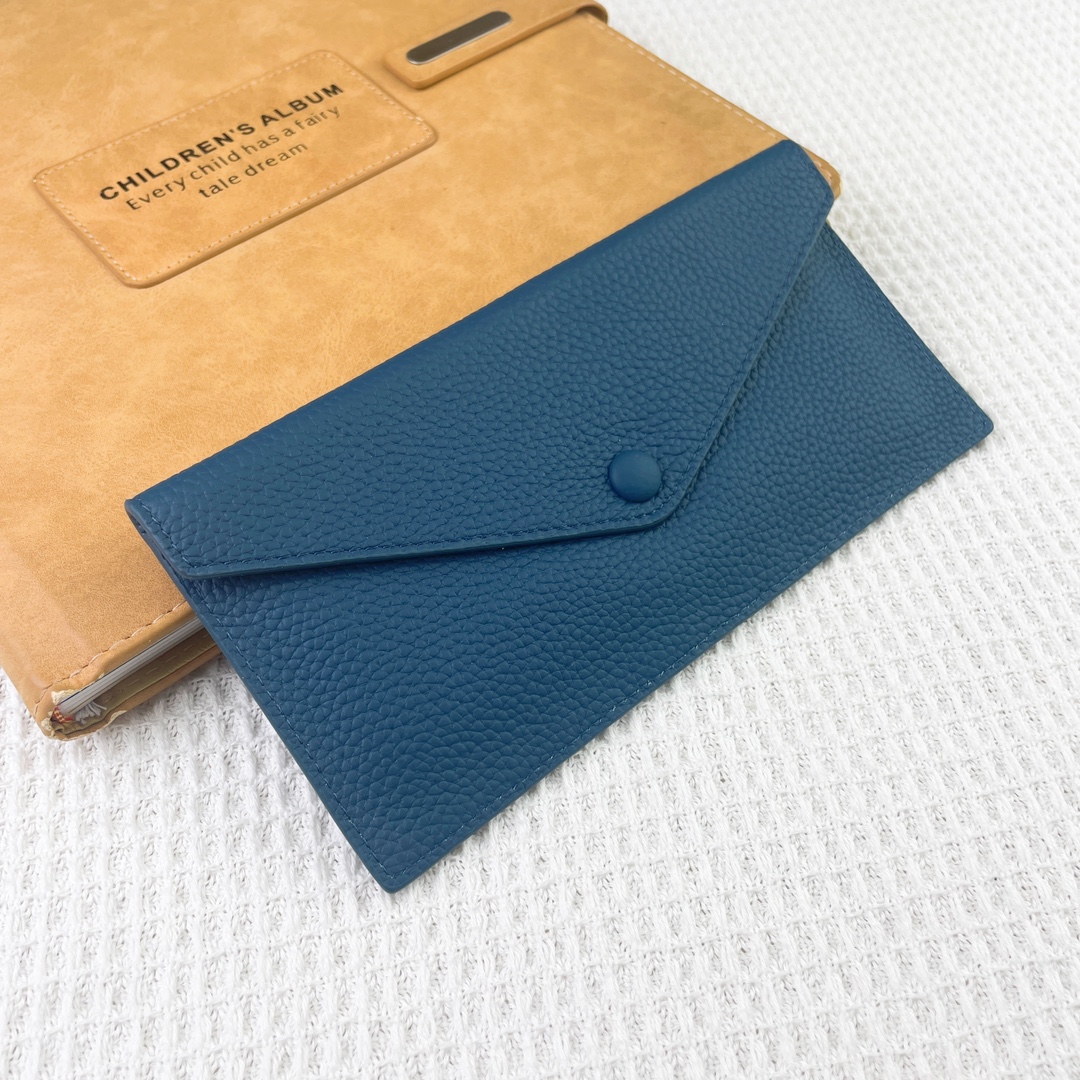 爱马仕Hermes Silk’in信封包/卡包/钱包 采用Barenia小牛皮制作而成 9个插卡位,按扣开合,一个大钞 爱马仕Hermes Silk’in信封包/卡包/钱包 采用Barenia小牛皮制作而成 9个插卡位,按扣开合,一个大钞
