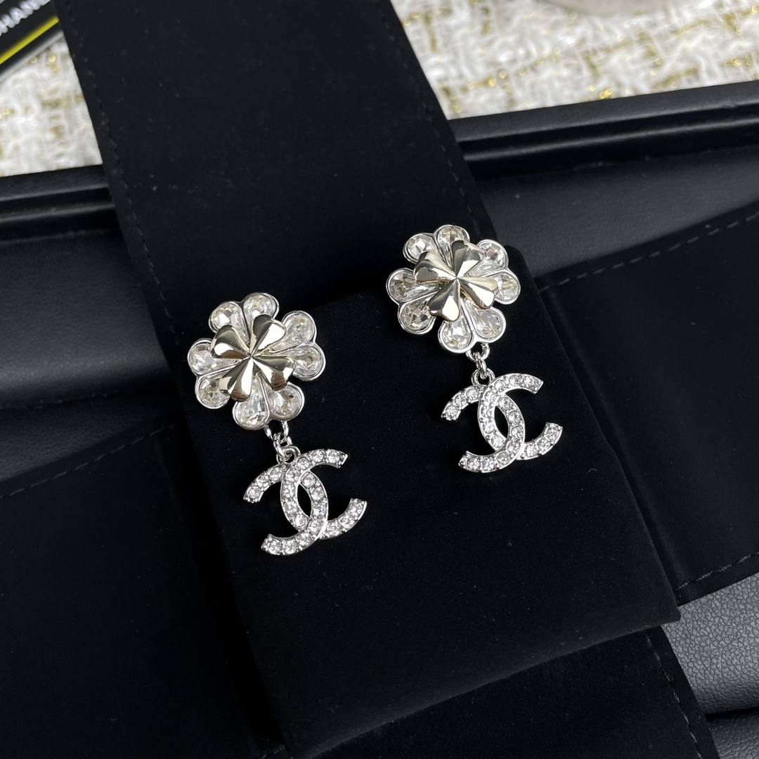 NO:754142,Small fragrant four-leaf clover flower, full of diamonds, double C pendant earrings, Chanel earrings, chanel, earrings19860909小香四叶草花朵 满钻镶嵌 双C吊坠耳环,香奈儿耳钉,chanel,earrings,Jewelry