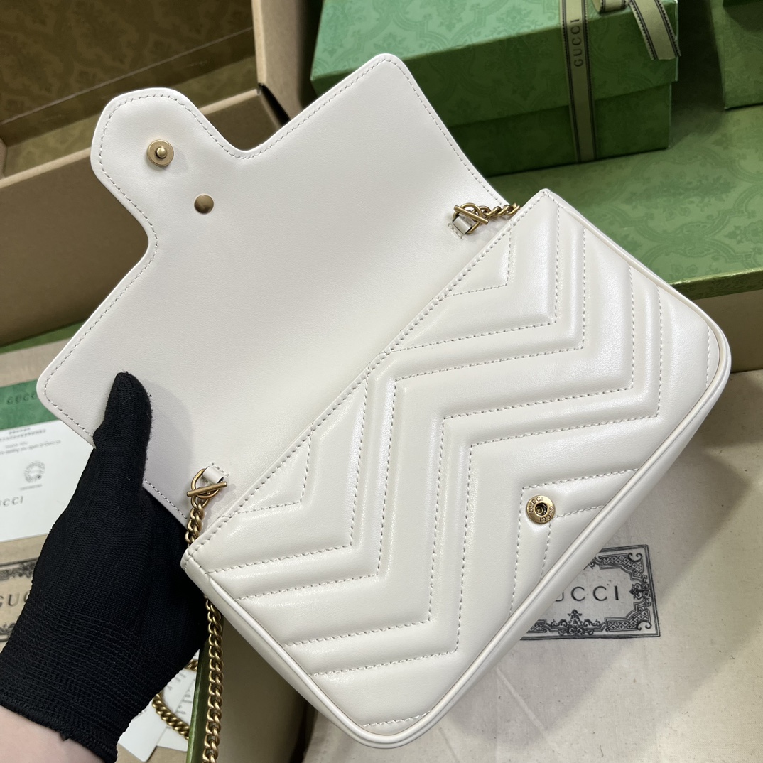 Gucci GG Marmont系列饰卡包迷你链条钱包 双G配件设计在品牌现代风格中注入传统精髓