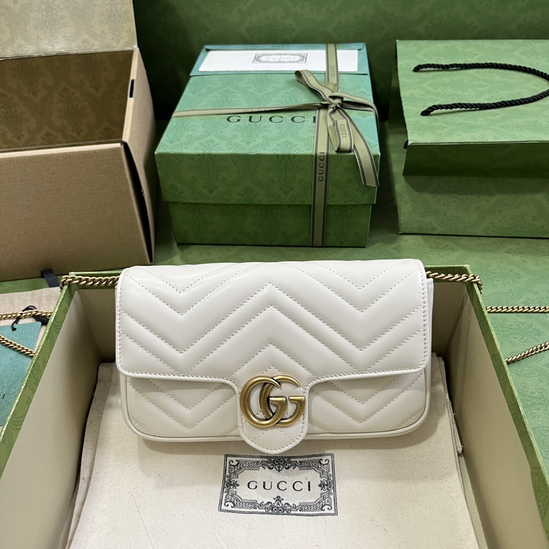 Gucci GG Marmont系列饰卡包迷你链条钱包 双G配件设计在品牌现代风格中注入传统精髓