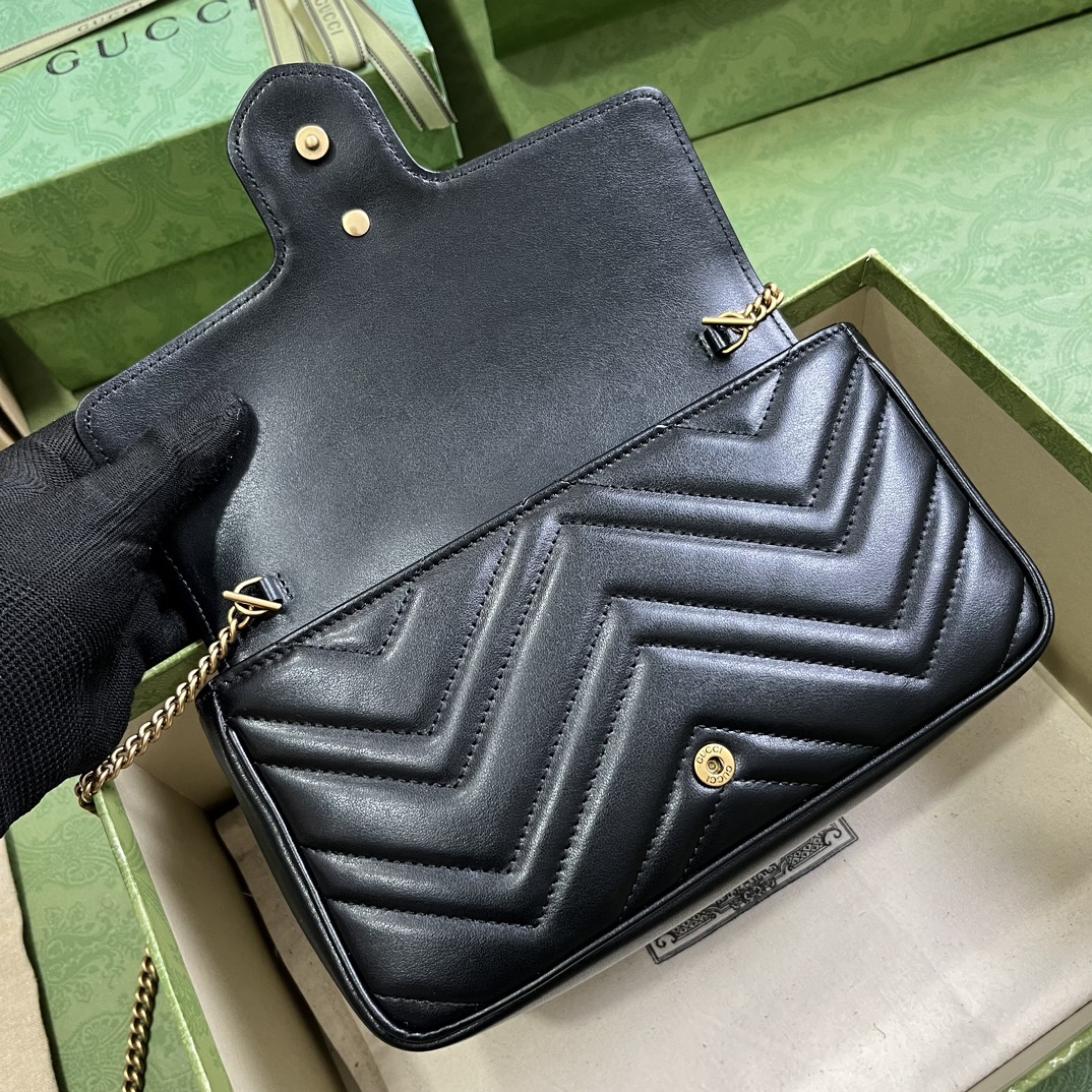 Gucci GG Marmont系列饰卡包迷你链条钱包 双G配件设计在品牌现代风格中注入传统精髓