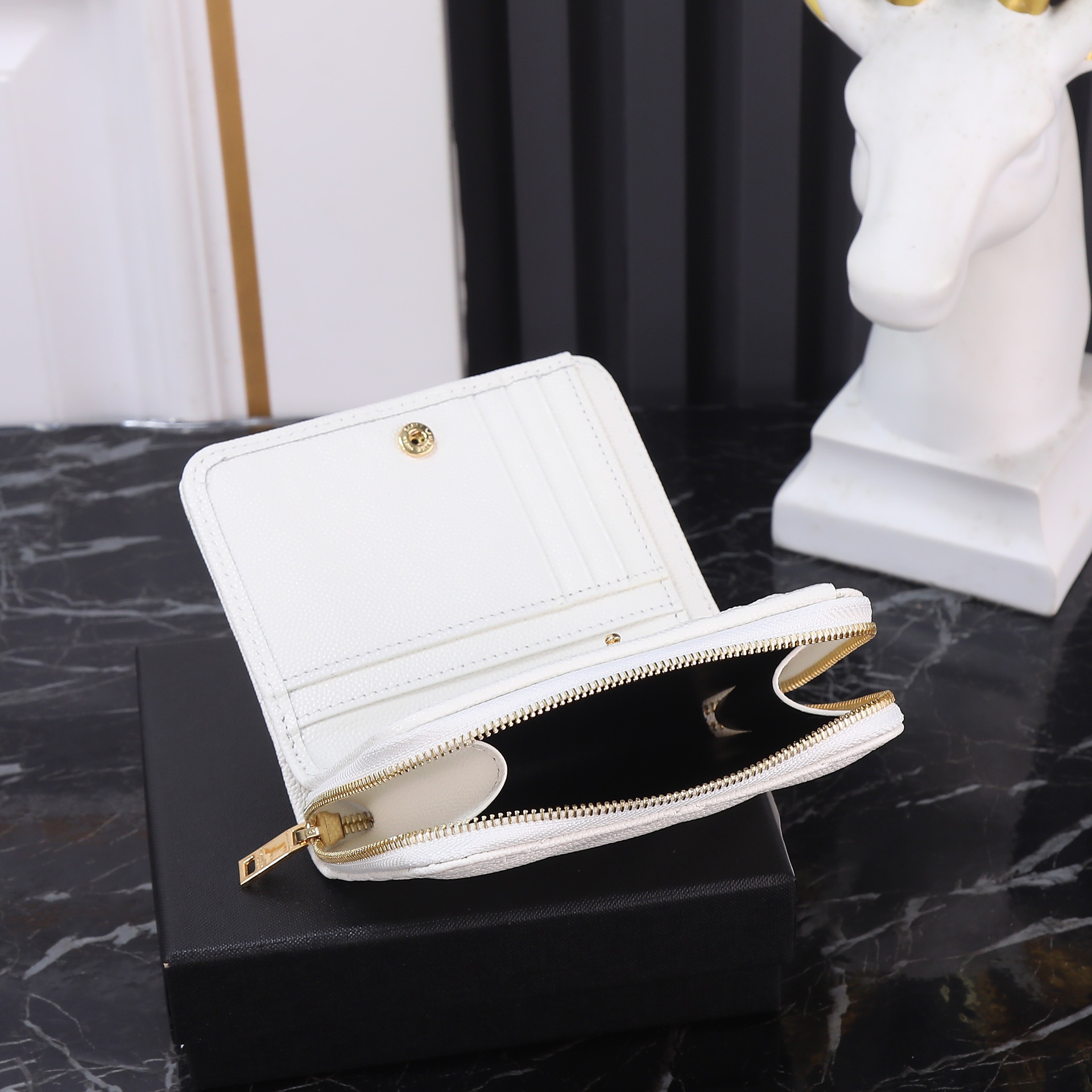 Luxury YSL Leather SLP Short Round Zipper Wallet with Gold Link Detail - 图片 8