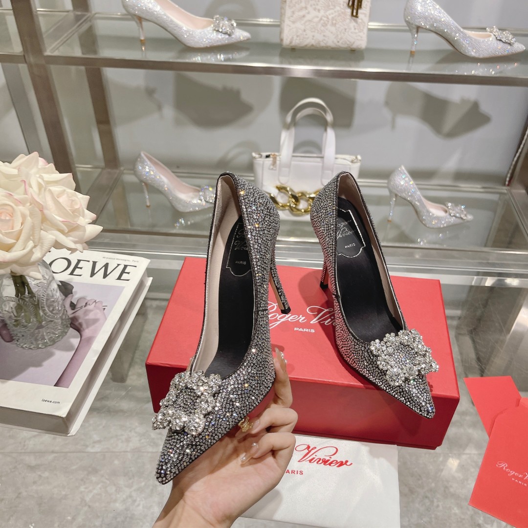 Roger Vivier: Empowering Women with Glamorous Flower Strass High Heels - 图片 4