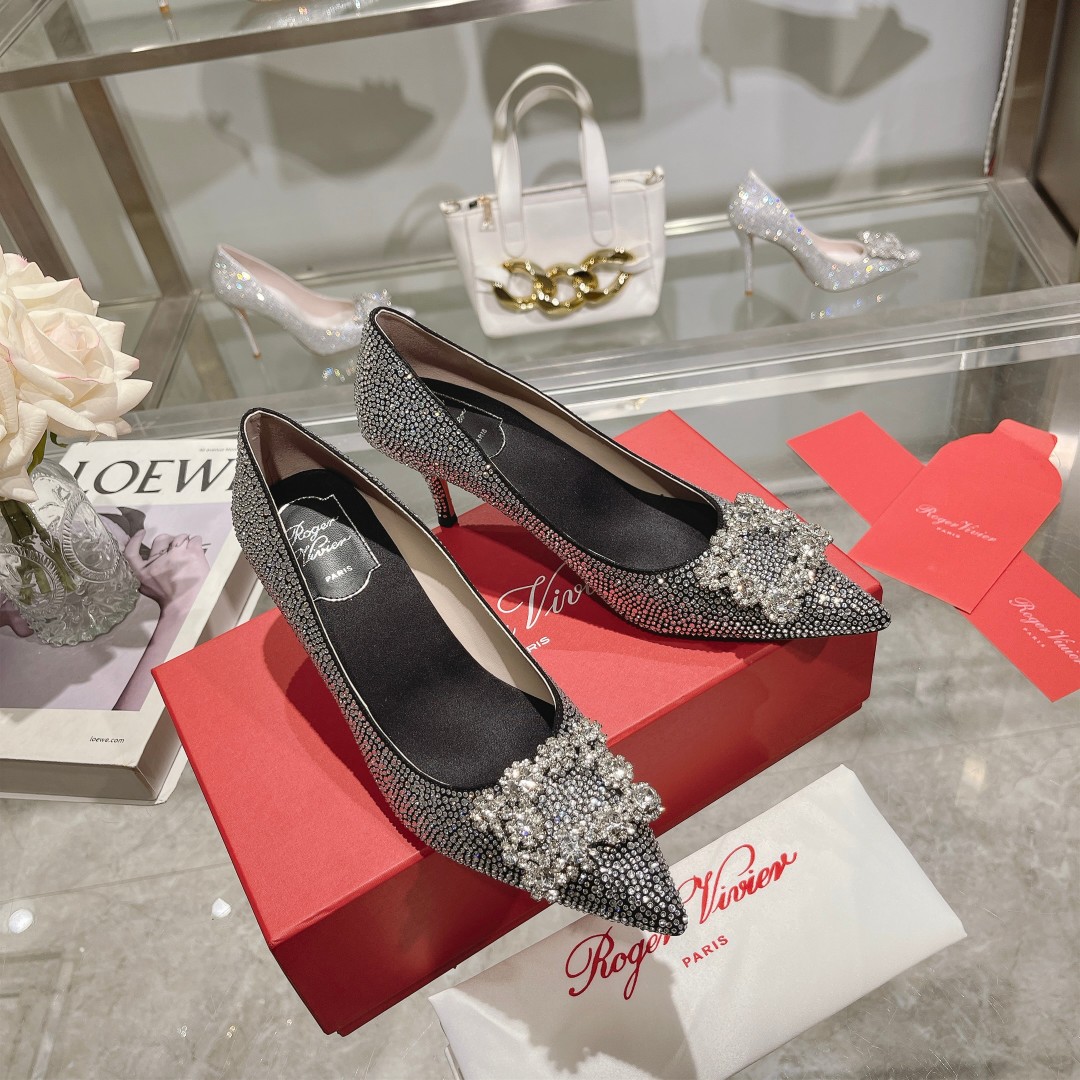 Roger Vivier: Empowering Women with Glamorous Flower Strass High Heels - 图片 3