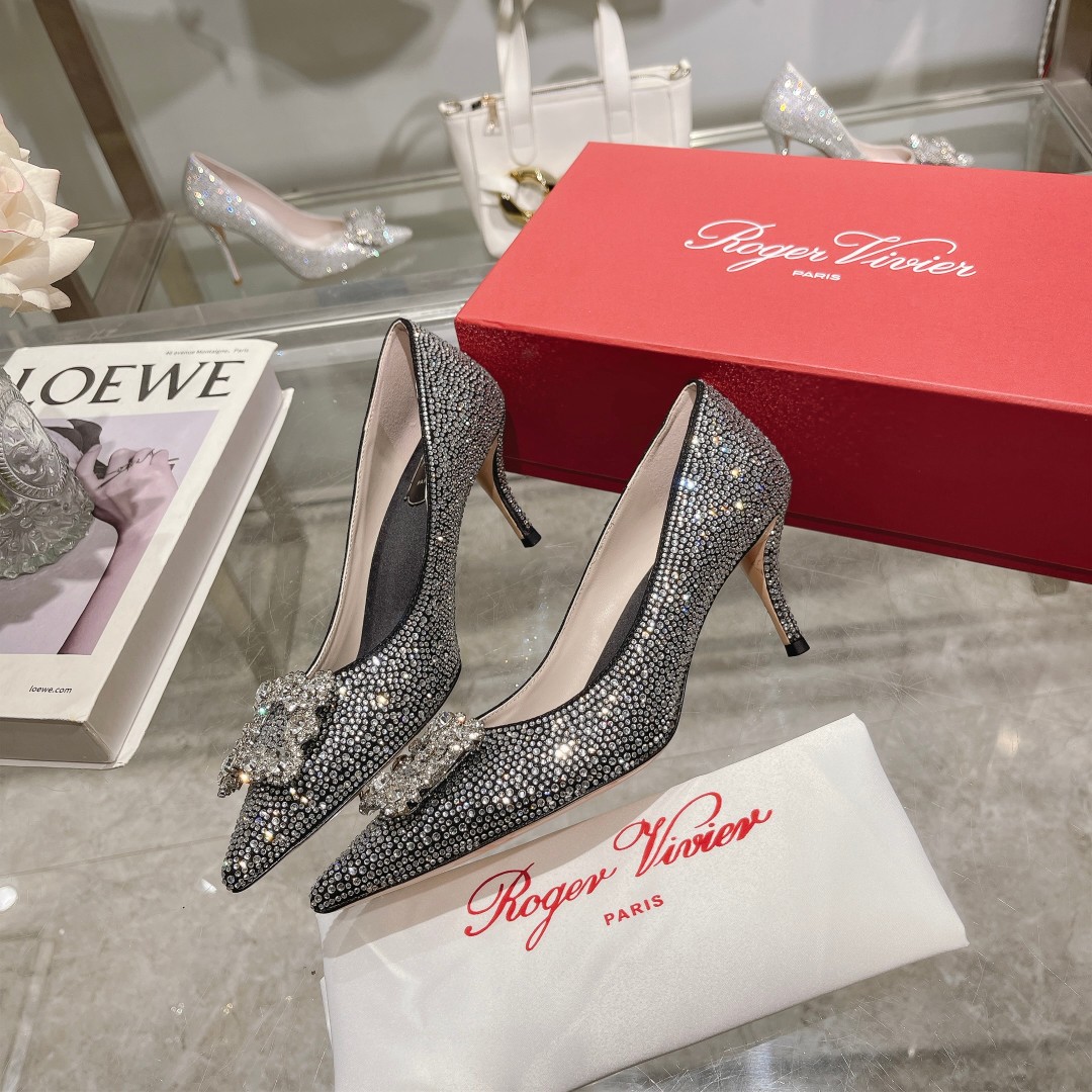 Roger Vivier: Empowering Women with Glamorous Flower Strass High Heels - 图片 4