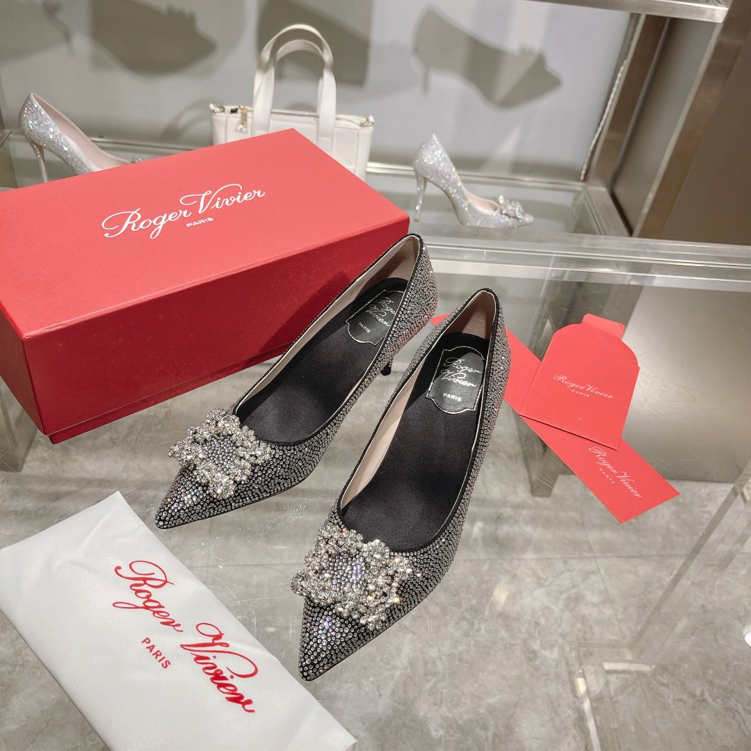 Roger Vivier: Empowering Women with Glamorous Flower Strass High Heels - 图片 6