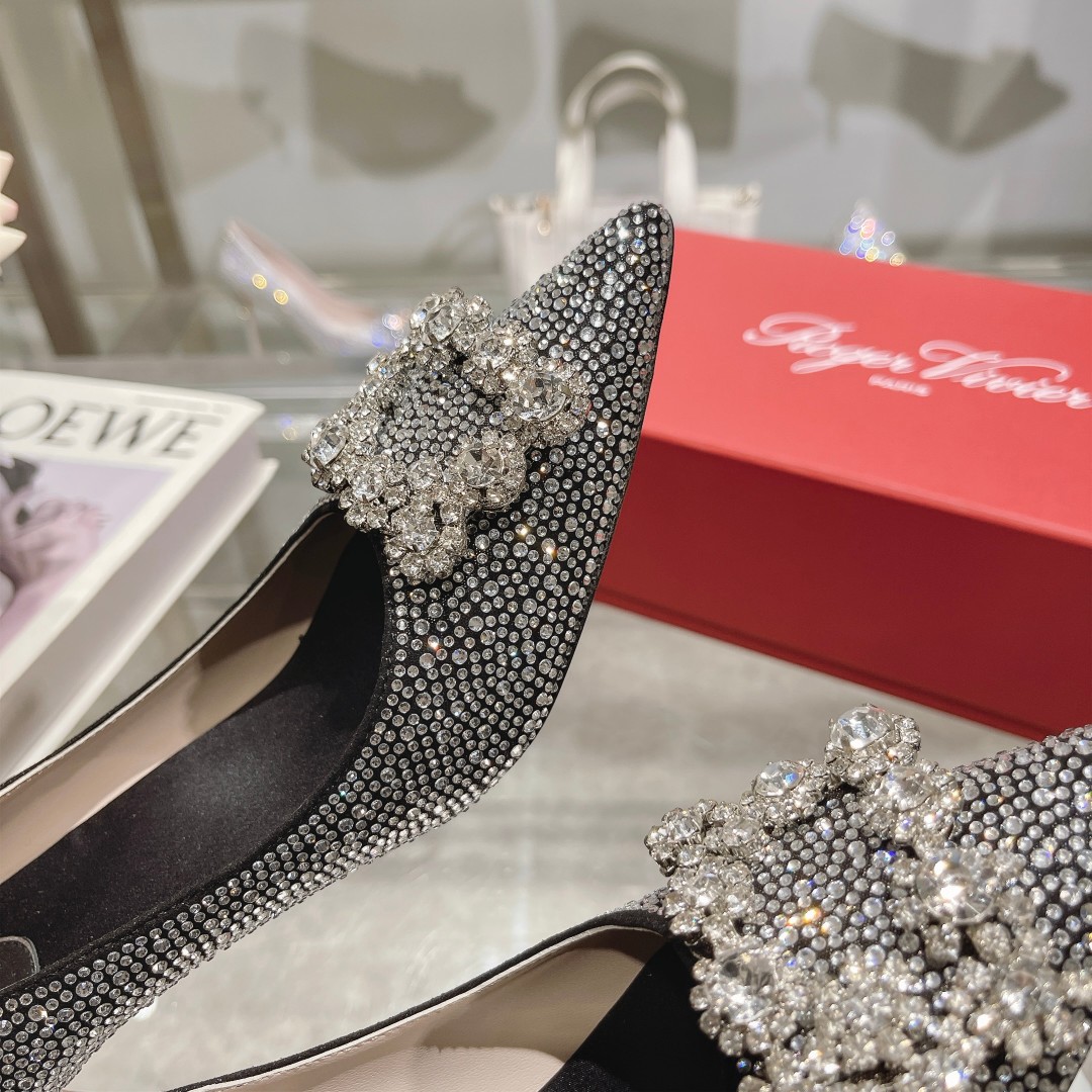 Roger Vivier: Empowering Women with Glamorous Flower Strass High Heels - 图片 9