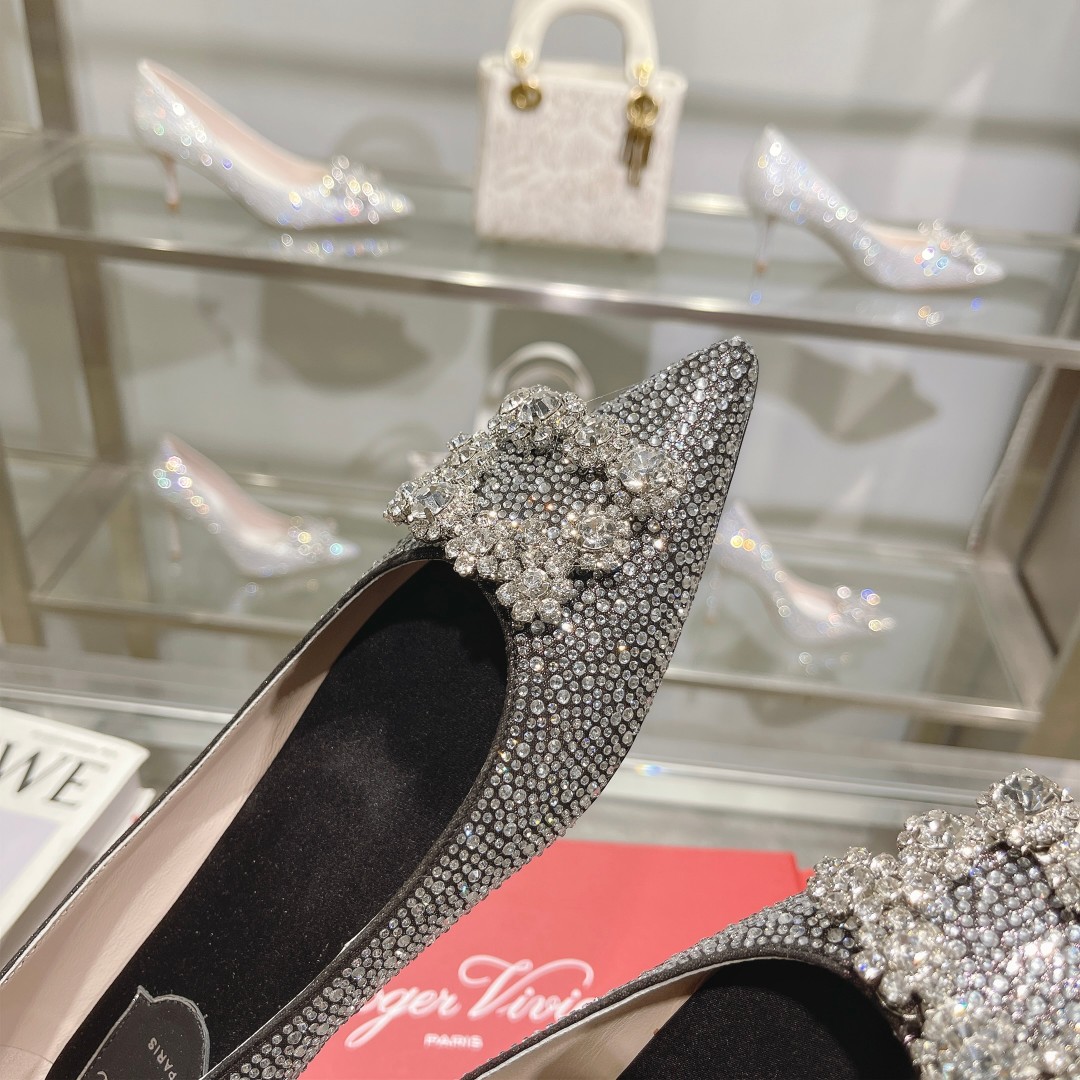 Roger Vivier’s Iconic Flower Strass High Heels: Power and Glamour for Women. - 图片 7