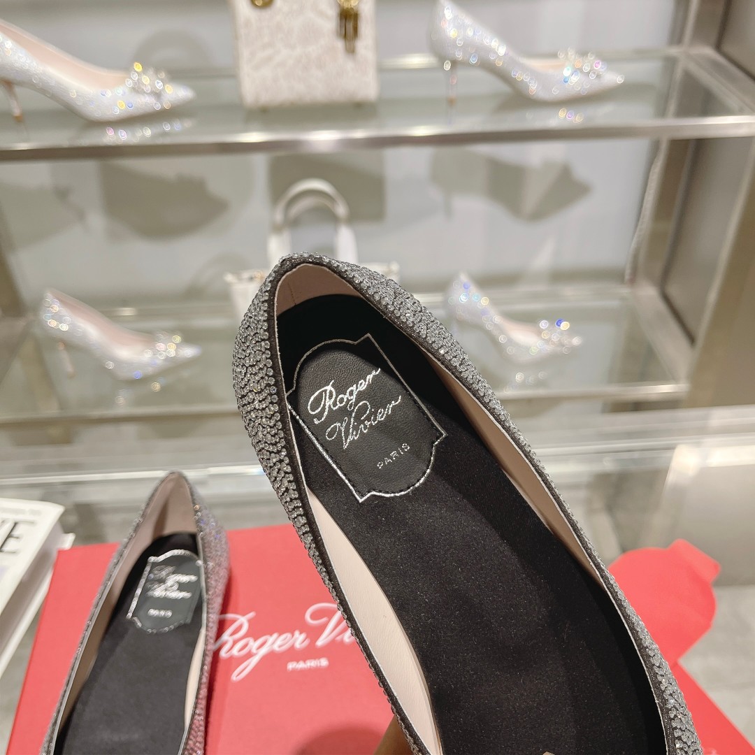 Roger Vivier’s Iconic Flower Strass High Heels: Power and Glamour for Women. - 图片 8