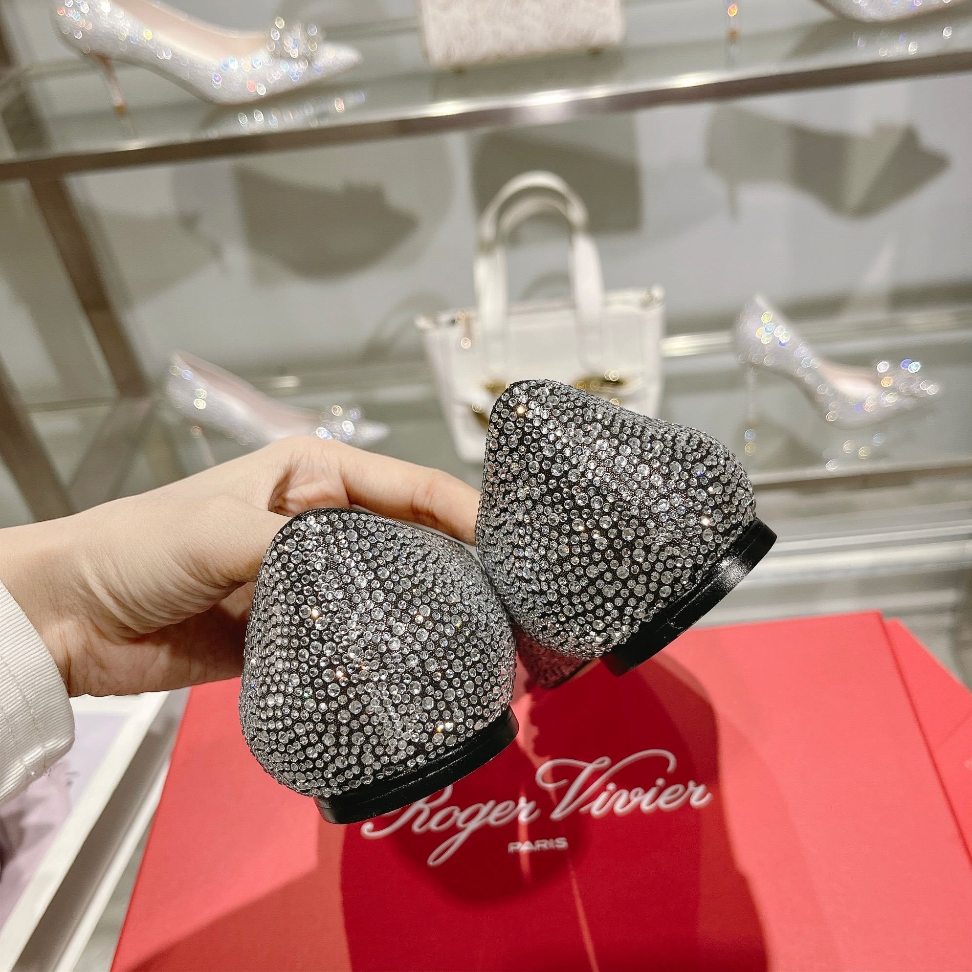 Roger Vivier’s Iconic Flower Strass High Heels: Power and Glamour for Women. - 图片 9