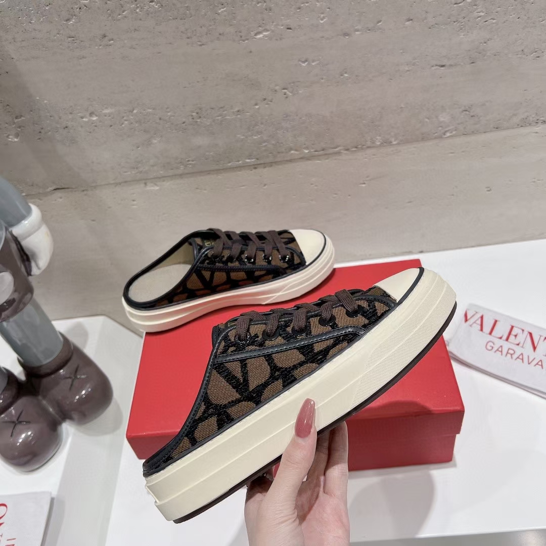 P210男+10🔺Valentino🔺华伦天奴半拖2023最新男女同款休闲鞋 走秀情侣爆款 ，Elsa Hosk张艺兴 关晓彤等众多明星同款 🔥独家开模原版1：1 全套包装 
码数：女35—45 男39-45