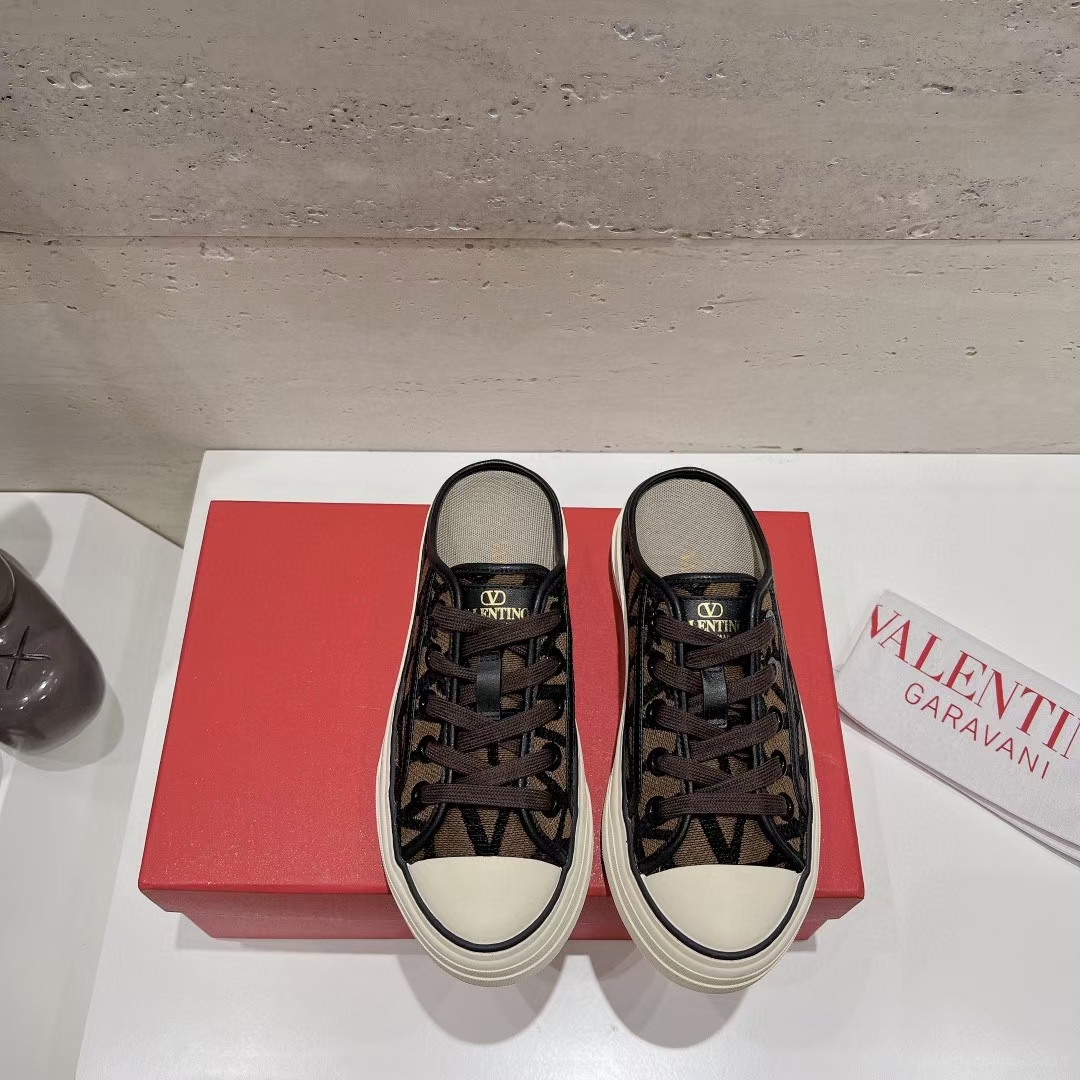 P210男+10🔺Valentino🔺华伦天奴半拖2023最新男女同款休闲鞋 走秀情侣爆款 ，Elsa Hosk张艺兴 关晓彤等众多明星同款 🔥独家开模原版1：1 全套包装 
码数：女35—45 男39-45