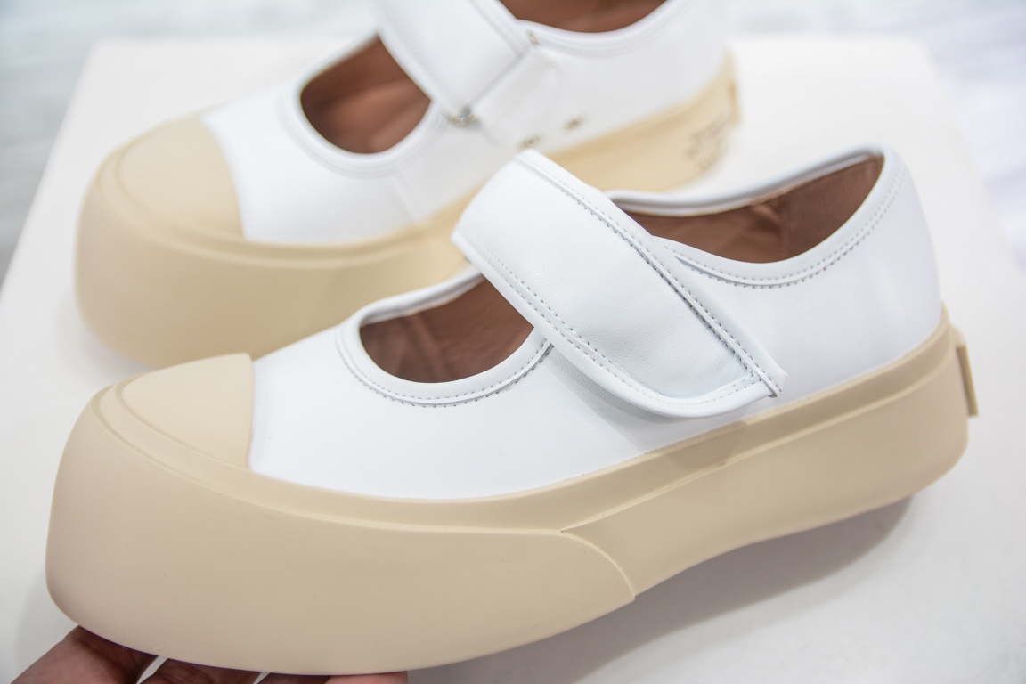 Marni 23 new large-toe thick-soled Velcro Mary Jane shoes Marni is an independent designer brand from Italy