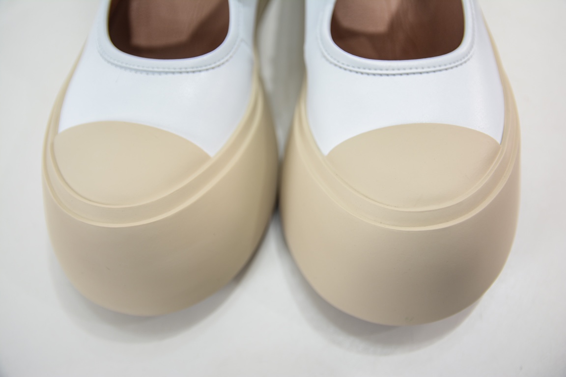 Marni 23 new large-toe thick-soled Velcro Mary Jane shoes Marni is an independent designer brand from Italy