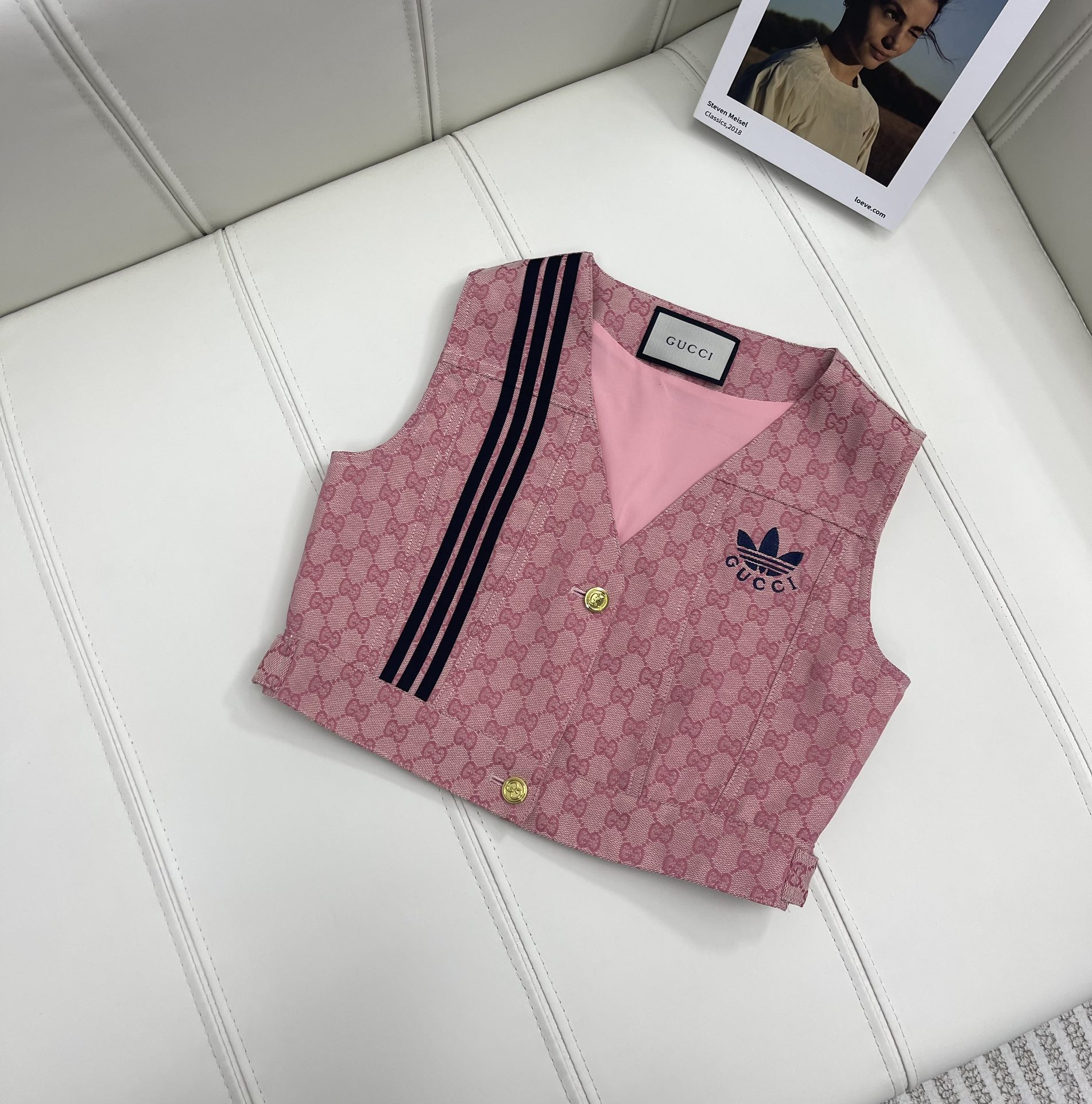 NO:696842,Gucc* new product on the shelves Jacquard vest set adida*Gucc* co-branded series Customized jacquard fabric Silk lining inside for intimate wrapping Black ribbon contrasting color Embroidered letter waist echoes the body Brings fashionable impact Zipper adjustment blessing Fashionable style Short fashionable vest with hip-covering zipper skirt Hot and foreign style A must-have for fashionistas Highly recommended High version 3 colors, adidas, gucci, skirts, real  silk,19860909Gucc*新品上架 提花马甲套装 adida*Gucc*联名系列 定制提花面料 内里真丝内衬贴心包裹 黑色织带撞色 刺绣字母腰边呼应大身 带来时尚的冲击 拉链调节加持 洋气爆表 短款时髦马甲搭配包臀拉链半裙 热辣洋气 时尚达人必备款 强烈推荐 高版本 3色,,adidas,gucci,skirts,real silk,,Women's clothing