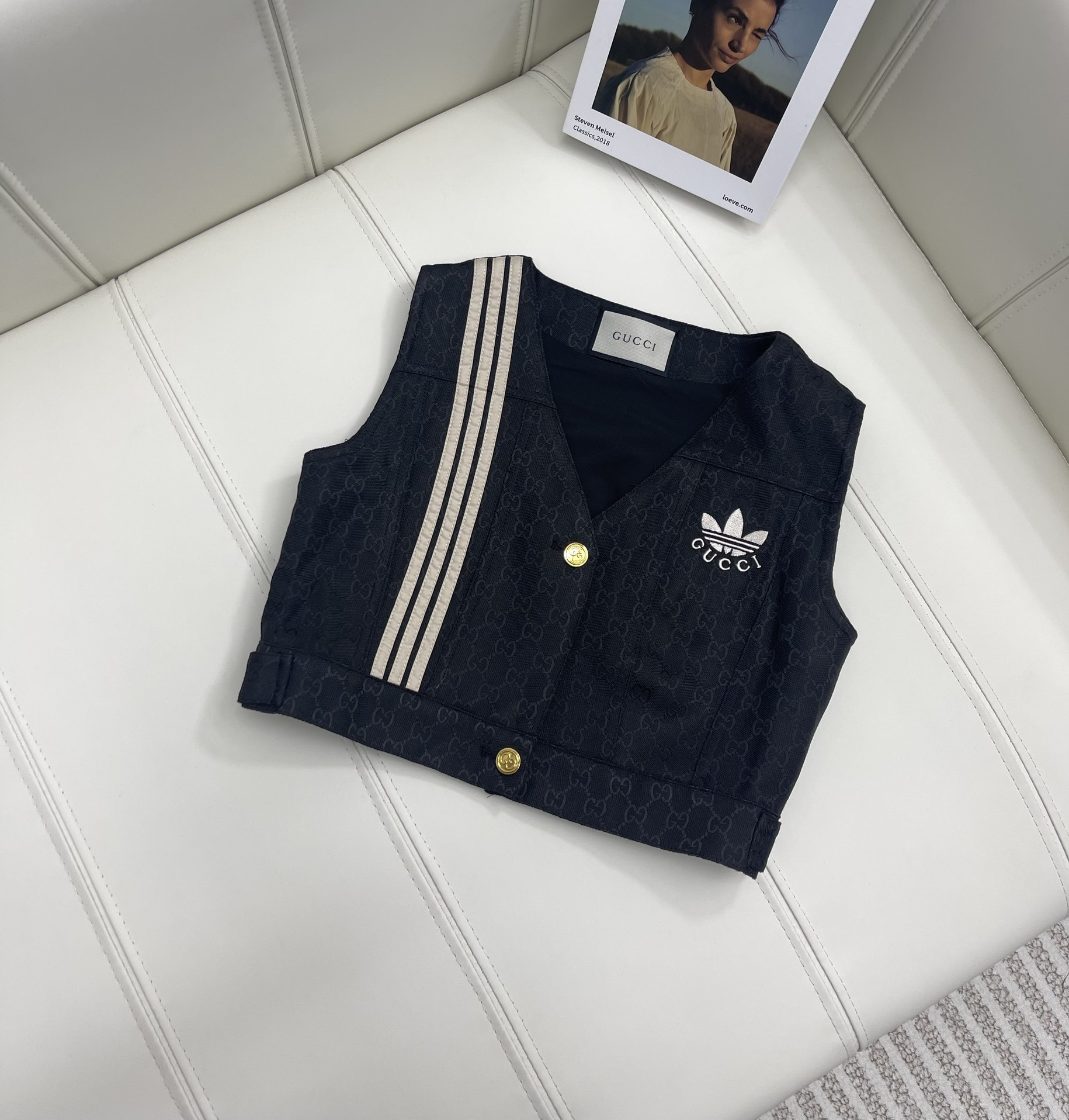 NO:696819,Gucc* new product on the shelves Jacquard vest set adida*Gucc* co-branded series Customized jacquard fabric Silk lining inside for intimate wrapping Black ribbon contrasting color Embroidered letter waist echoes the body Brings fashionable impact Zipper adjustment blessing Fashionable style Short fashionable vest with hip-covering zipper skirt Hot and foreign style A must-have for fashionistas Highly recommended High version 3 colors, adidas, gucci, skirts, real  silk,19860909Gucc*新品上架 提花马甲套装 adida*Gucc*联名系列 定制提花面料 内里真丝内衬贴心包裹 黑色织带撞色 刺绣字母腰边呼应大身 带来时尚的冲击 拉链调节加持 洋气爆表 短款时髦马甲搭配包臀拉链半裙 热辣洋气 时尚达人必备款 强烈推荐 高版本 3色,,adidas,gucci,skirts,real silk,,Women's clothing