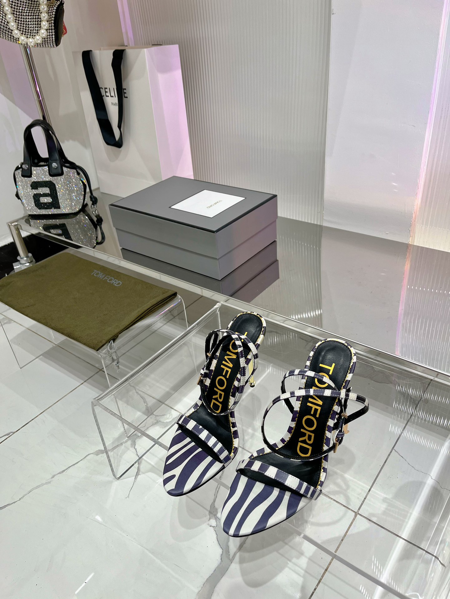 NO:411421,Upgraded version ★Fabric Sheepskin Silk Velvet Inner Sheepskin Sole Cowhide Outsole Elegant style Create a different feeling Heel height 11cm Special packaging Simple and elegant style!  Top show bdetails in the market ———————————— ⊿size. ｜35-41 (40 41 42 Customized non-return and exchange), sandals, sandals, cowhide, sheepskin, real silk19860909升级版 ★面料 羊皮 真丝 天鹅绒 内里 羊皮 鞋底 牛皮大底 优雅风格 创造不一样的感觉 跟高 11cm 专柜包装 简约气质款式！ 市场顶级 show bdetails ————————————  ⊿size. ｜35-41（40 41 42 定制不退换）,凉鞋,sandals,cowhide,sheepskin,real silk,Women's Shoes