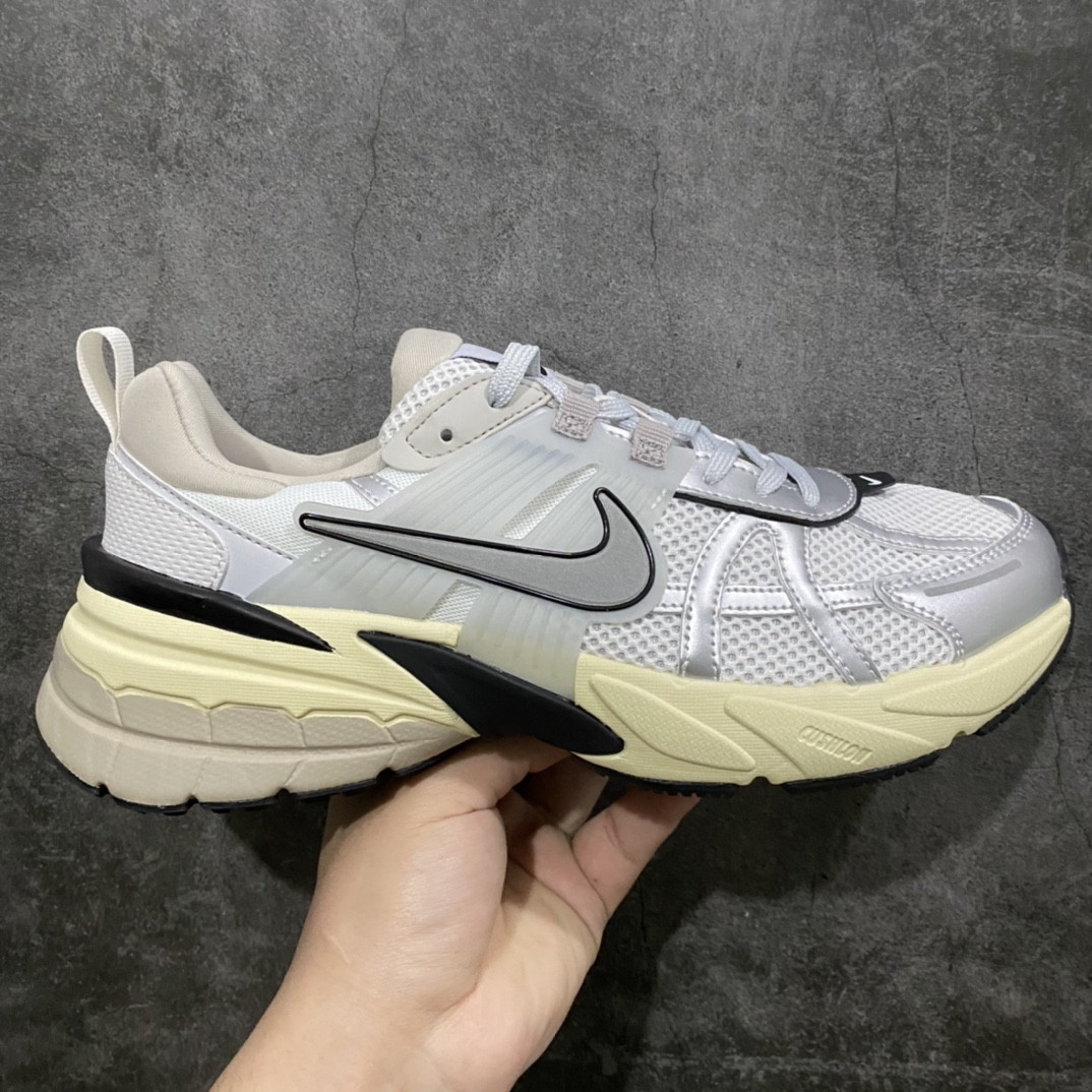 NIKEV2KRUN跑步鞋复古风潮网面透气运动鞋灰银紧致的鞋面材质提供良好的包裹性鞋侧Swoosh以及鞋